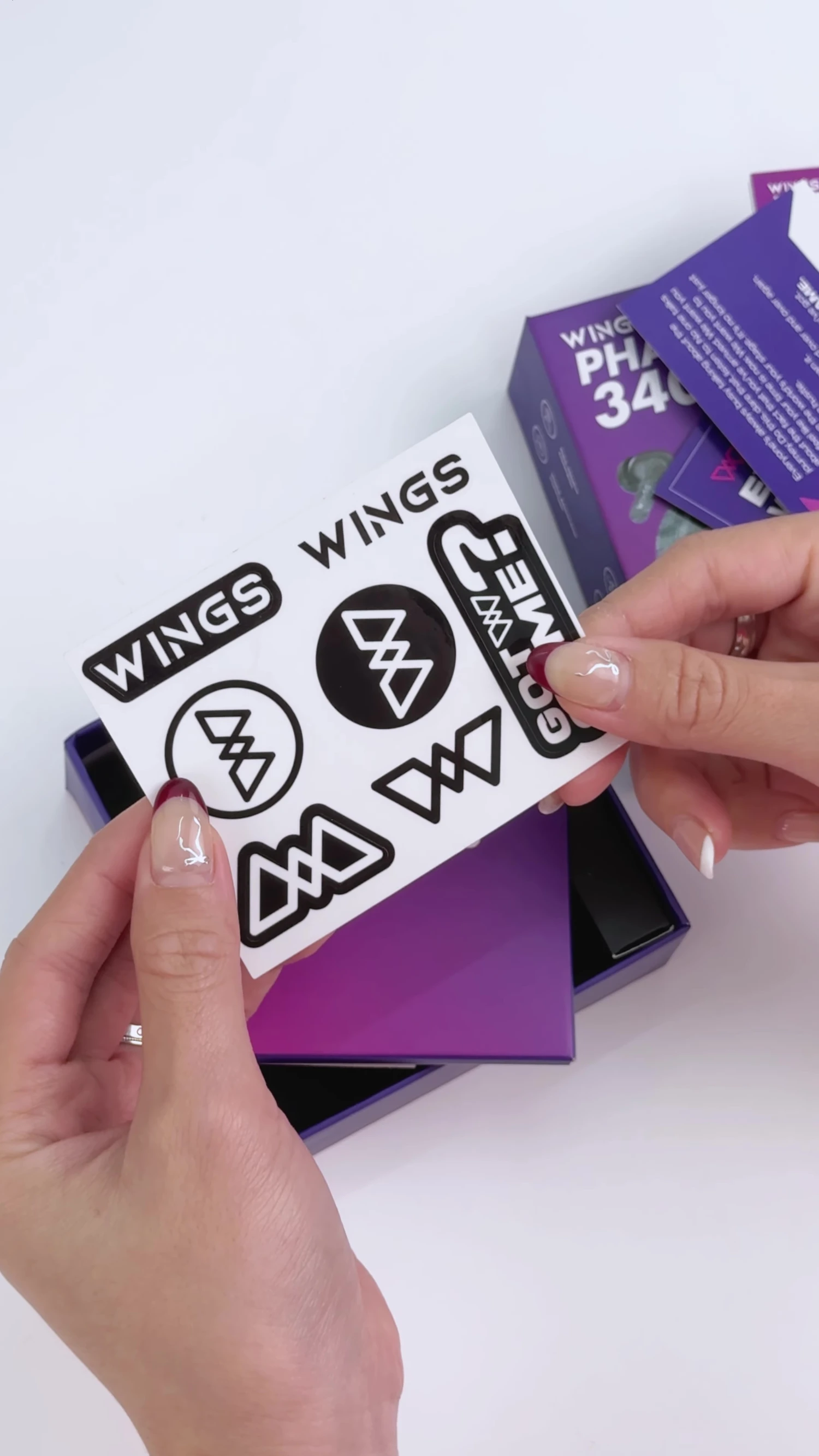 Hình ảnh sticker đi kèm tai nghe