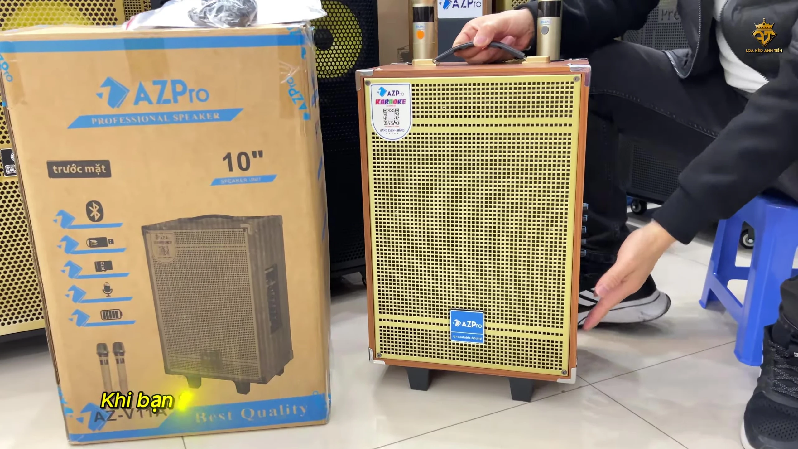 Ảnh cận cảnh loa AZPro AZ11A với thùng gỗ màu vân gỗ và mặt lưới vàng Gold