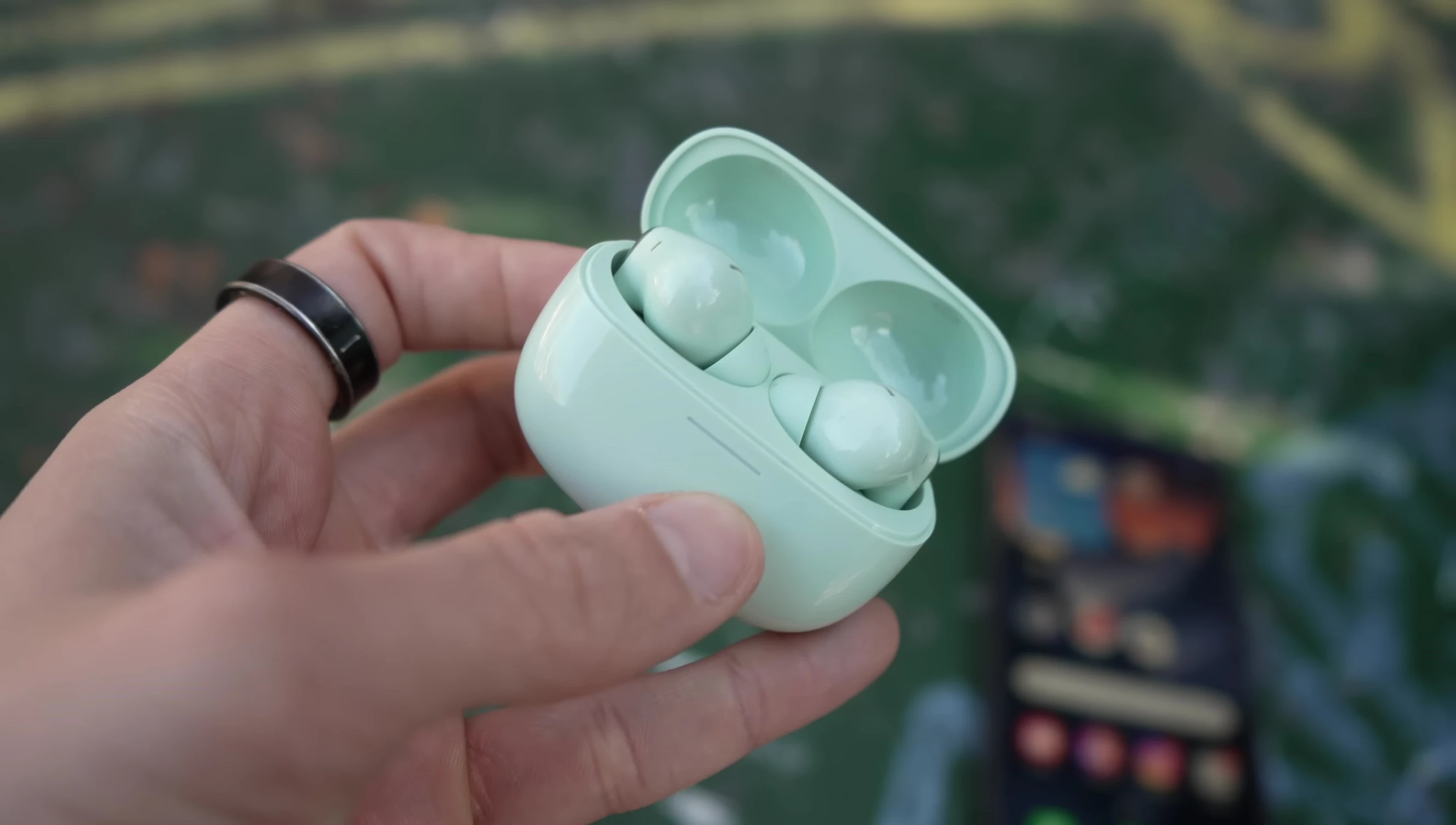 Ảnh chụp cận cảnh thiết kế tai nghe Redmi Buds 6 Pro