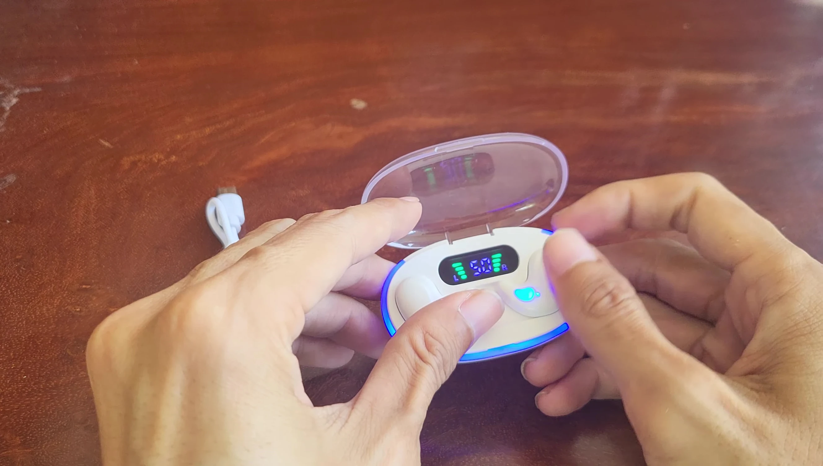 Ảnh hướng dẫn cách lấy hai tai nghe ra khỏi dock sạc cùng lúc