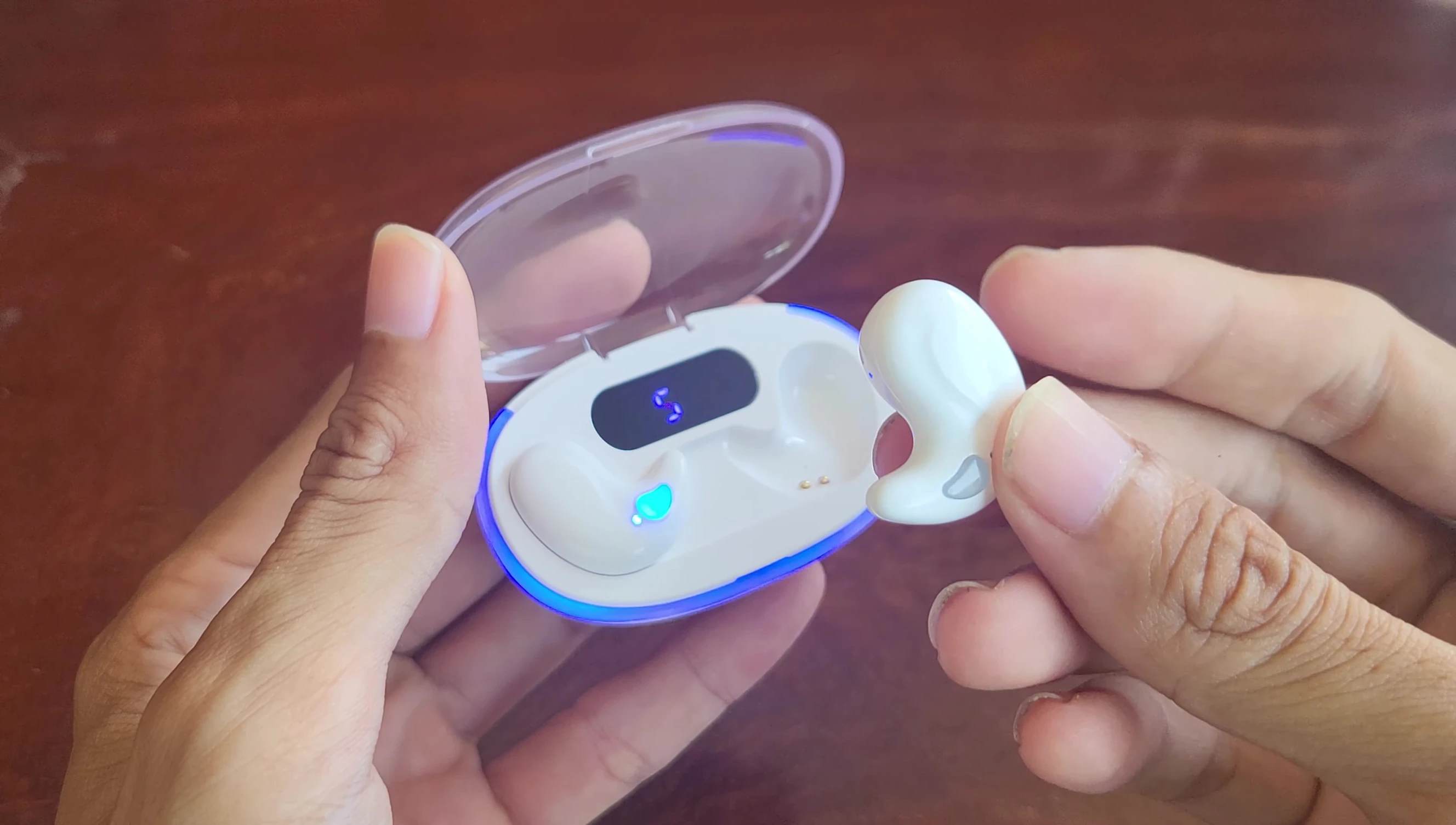 Ảnh người dùng đang đeo tai nghe X55 khi nằm ngủ