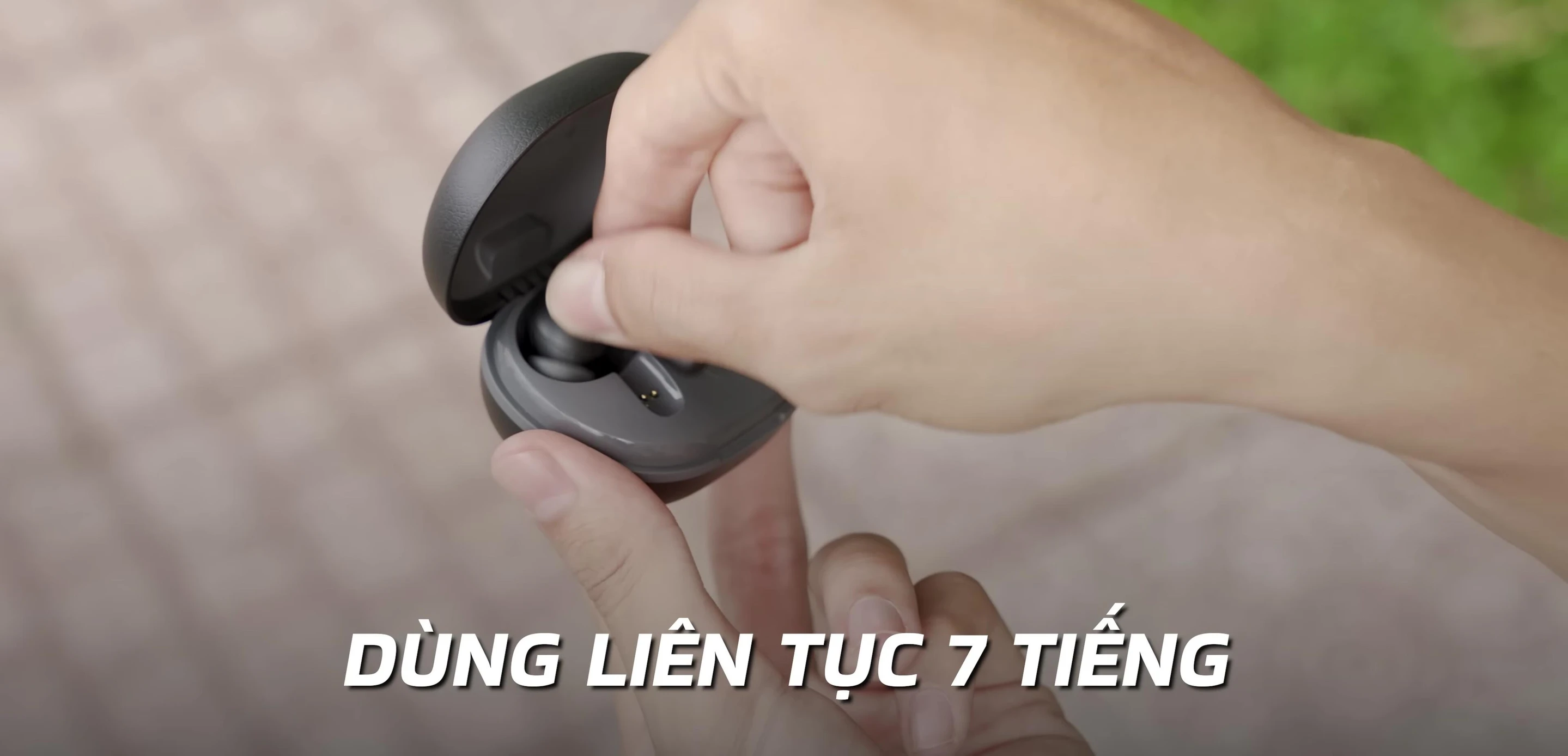 Hình ảnh người dùng đang trải nghiệm tai nghe