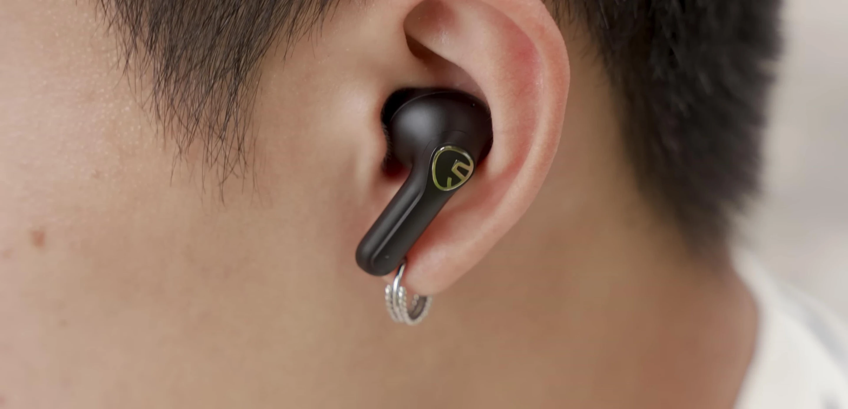 Hình ảnh nhấn mạnh khả năng chống nước IPX4