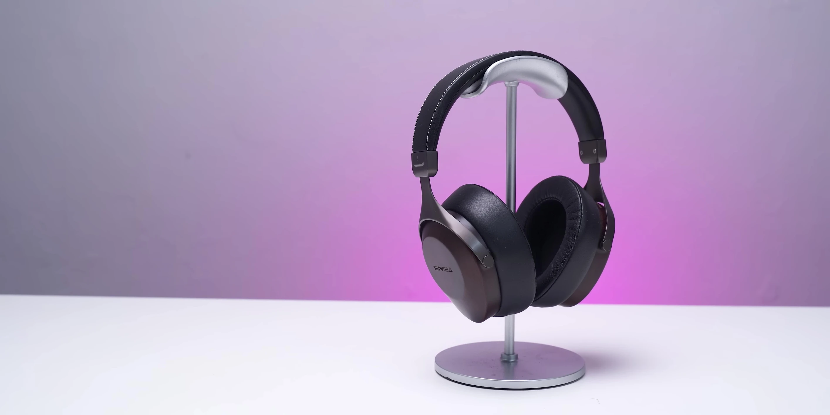 Hình ảnh cận cảnh earcup bằng gỗ của tai nghe Sivga SV021