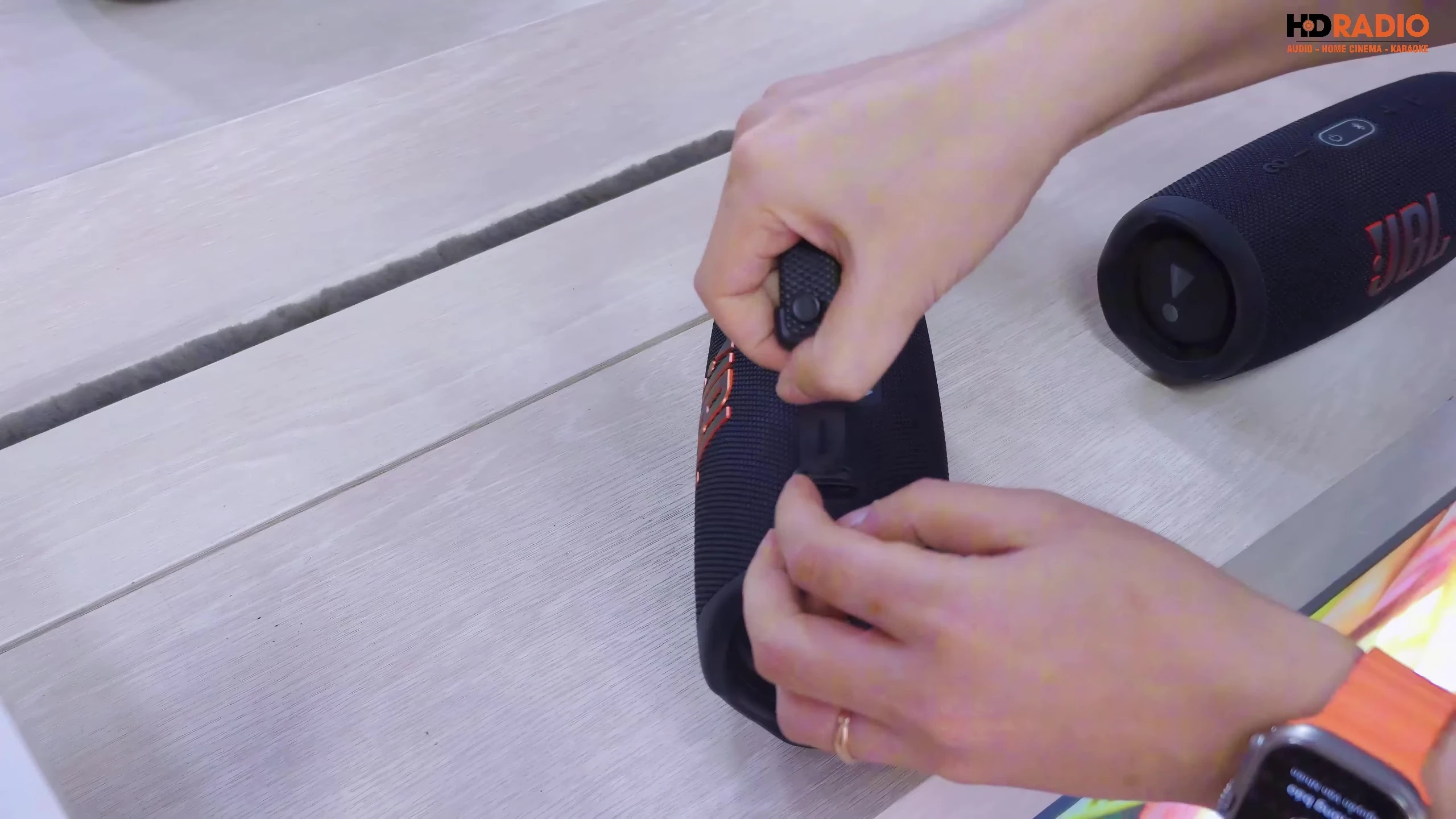 So sánh kích thước JBL Charge 6 và Charge 5