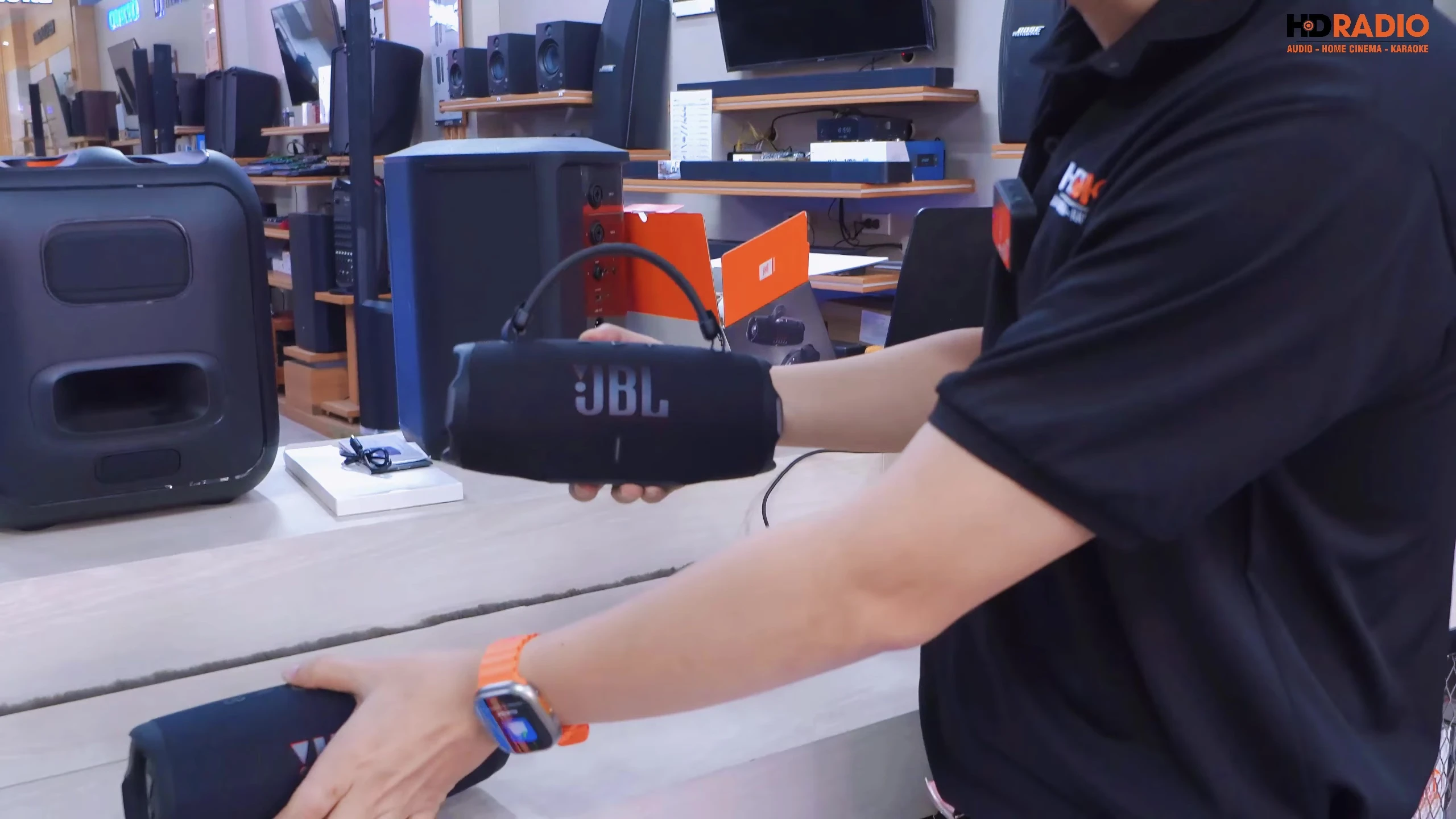 Cảm nhận khi cầm nắm JBL Charge 6