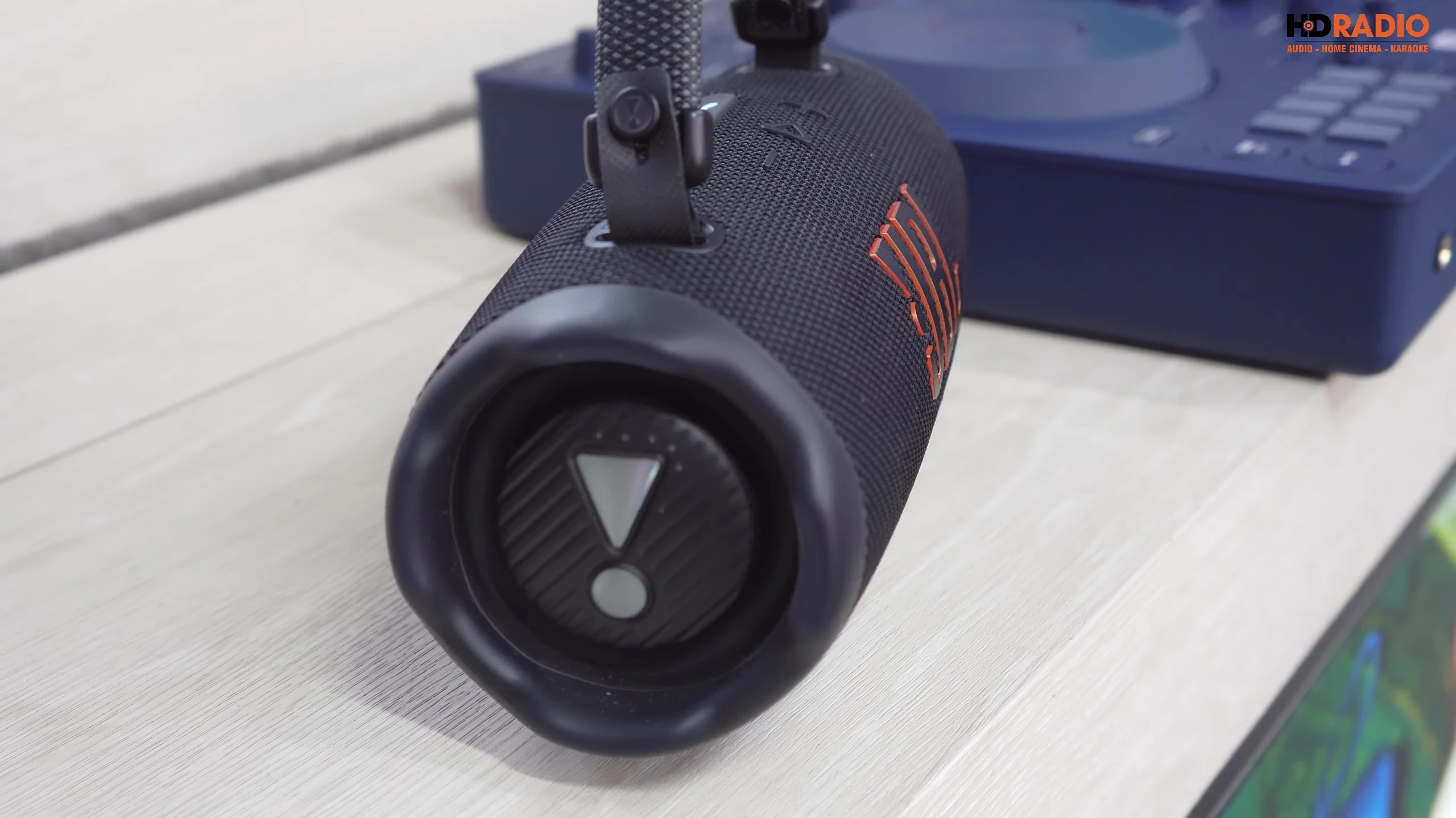 Logo JBL trên JBL Charge 6