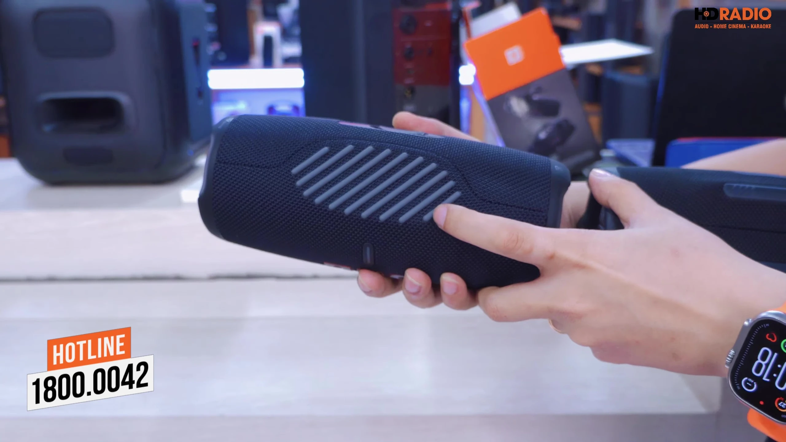 So sánh cổng sạc JBL Charge 5 và JBL Charge 6