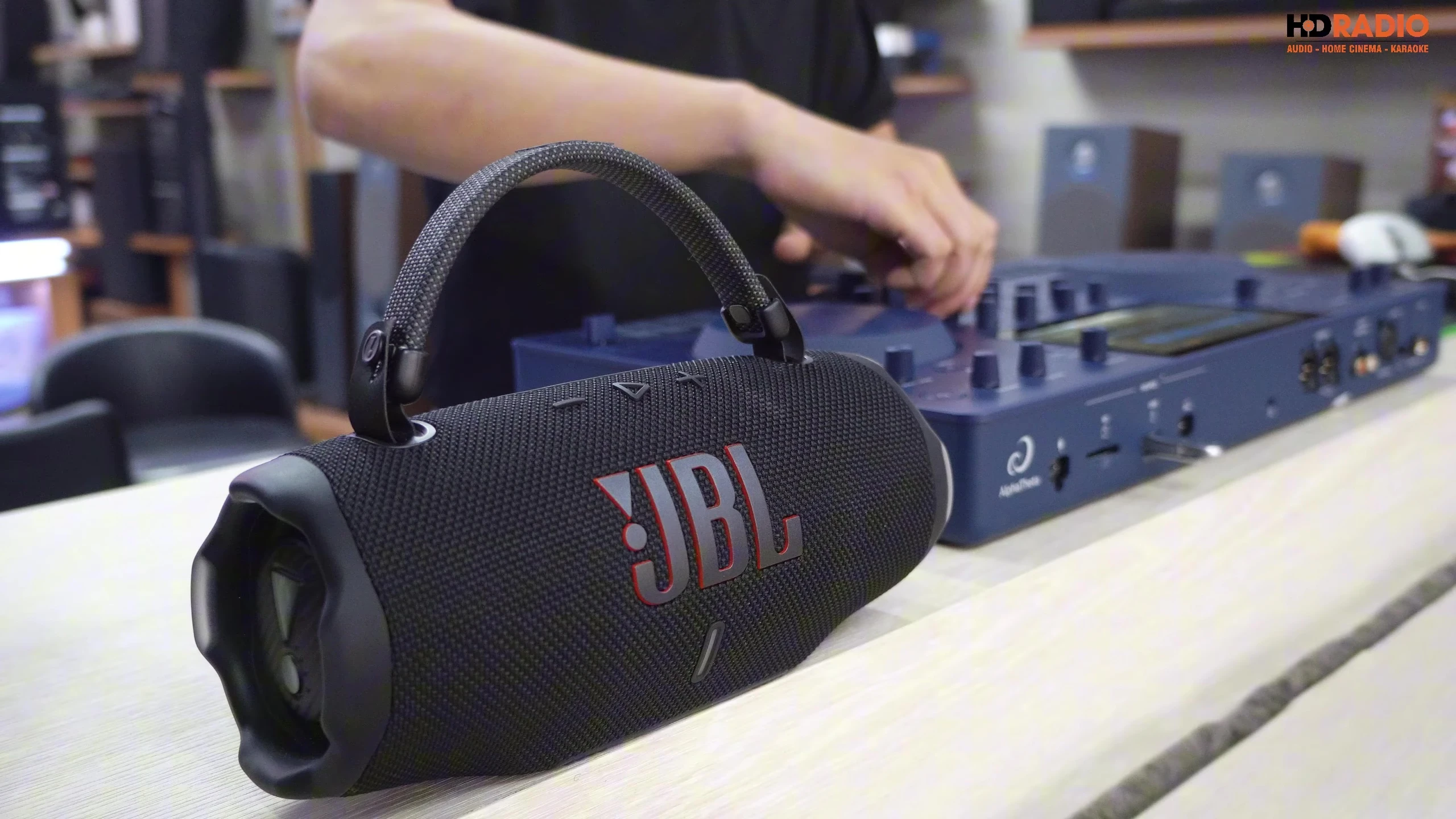 Hình ảnh JBL Charge 6 đang phát nhạc
