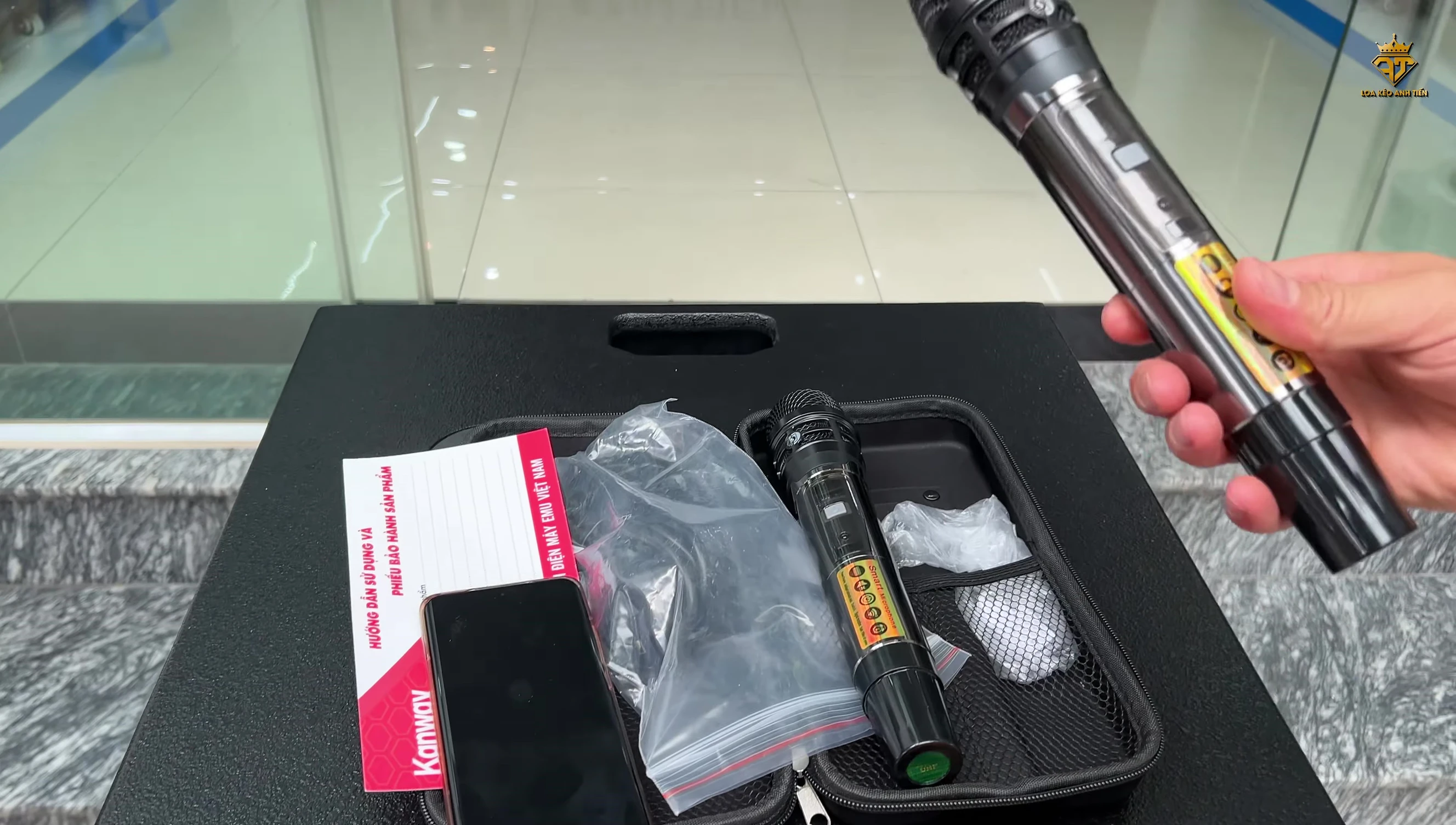 Hình ảnh micro đi kèm, chất liệu kim loại