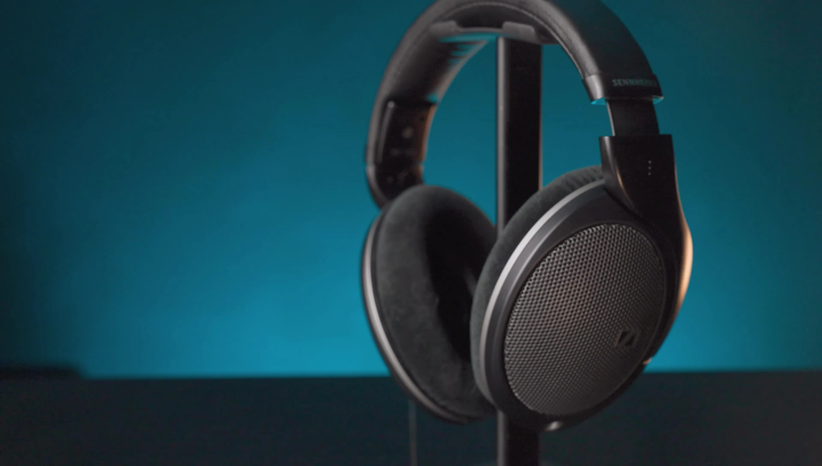 Hình ảnh người dùng đang trải nghiệm tai nghe HD505