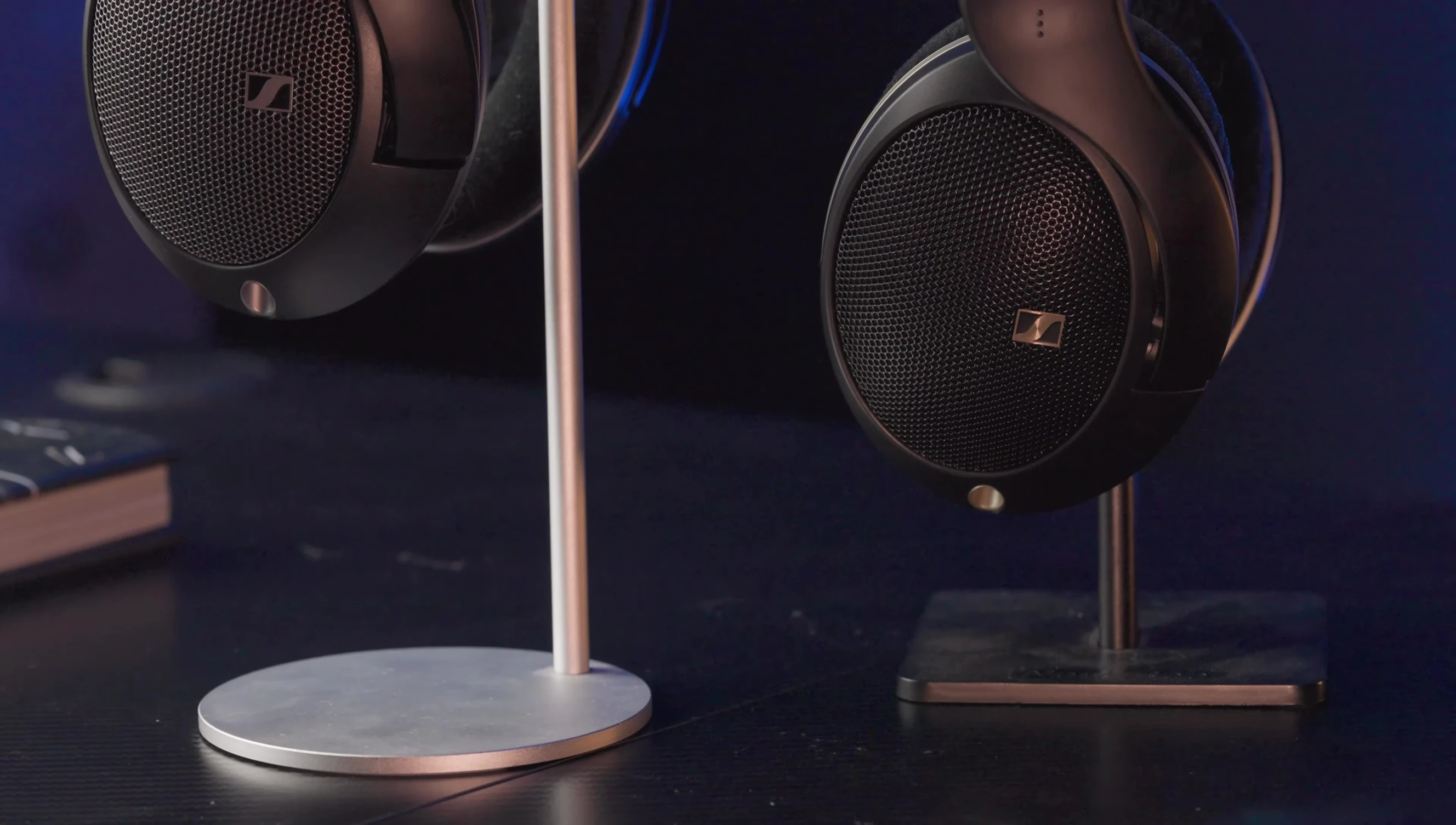 Hình ảnh cận cảnh hai tai nghe HD550 và HD505