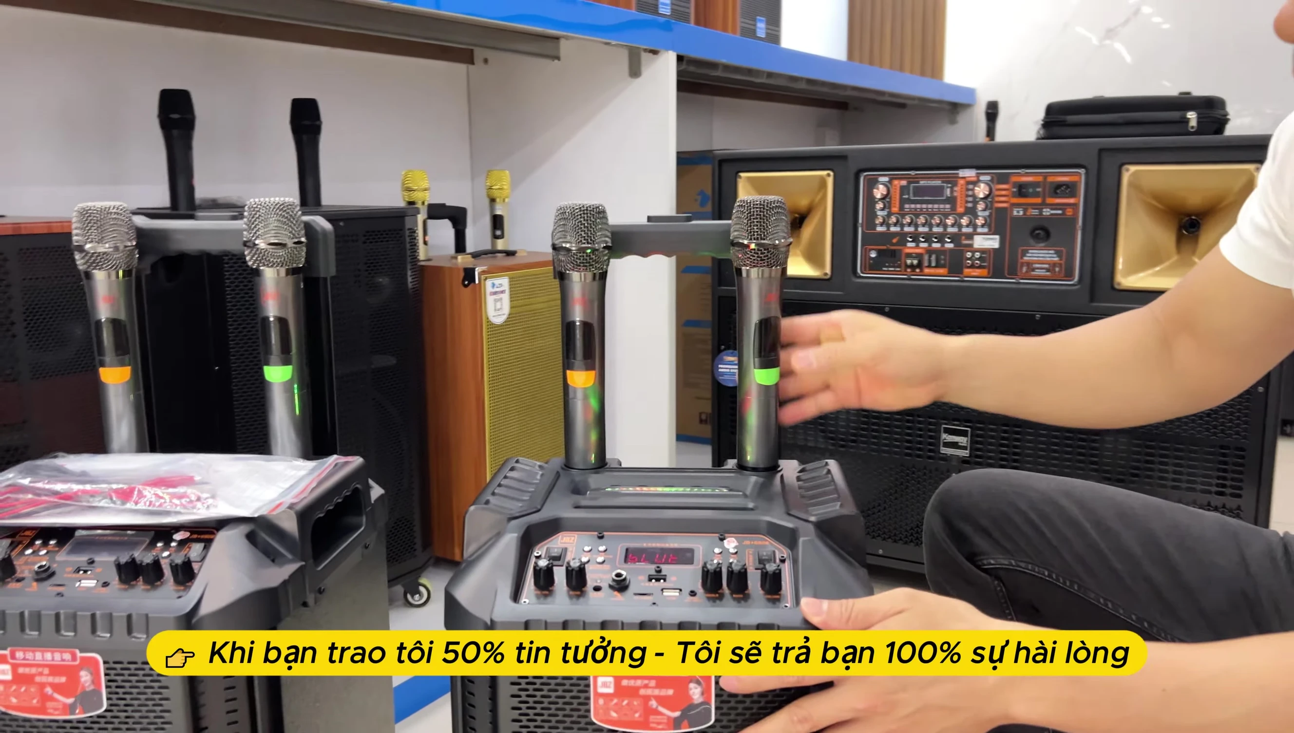 Hình ảnh hai micro của loa, nhấn mạnh chất lượng và thiết kế