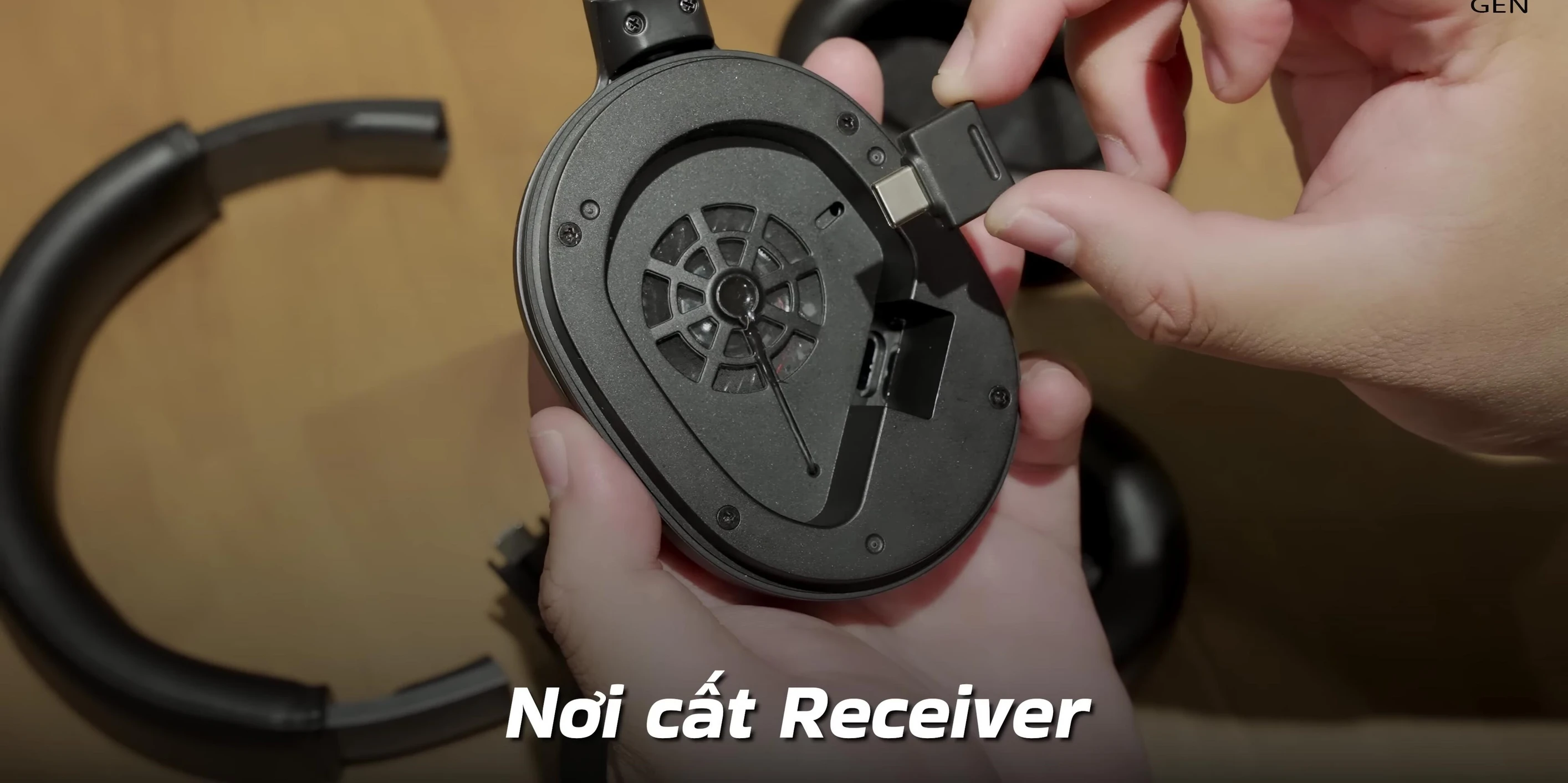 Hình ảnh receiver được giấu bên trong housing tai nghe Fender Mix