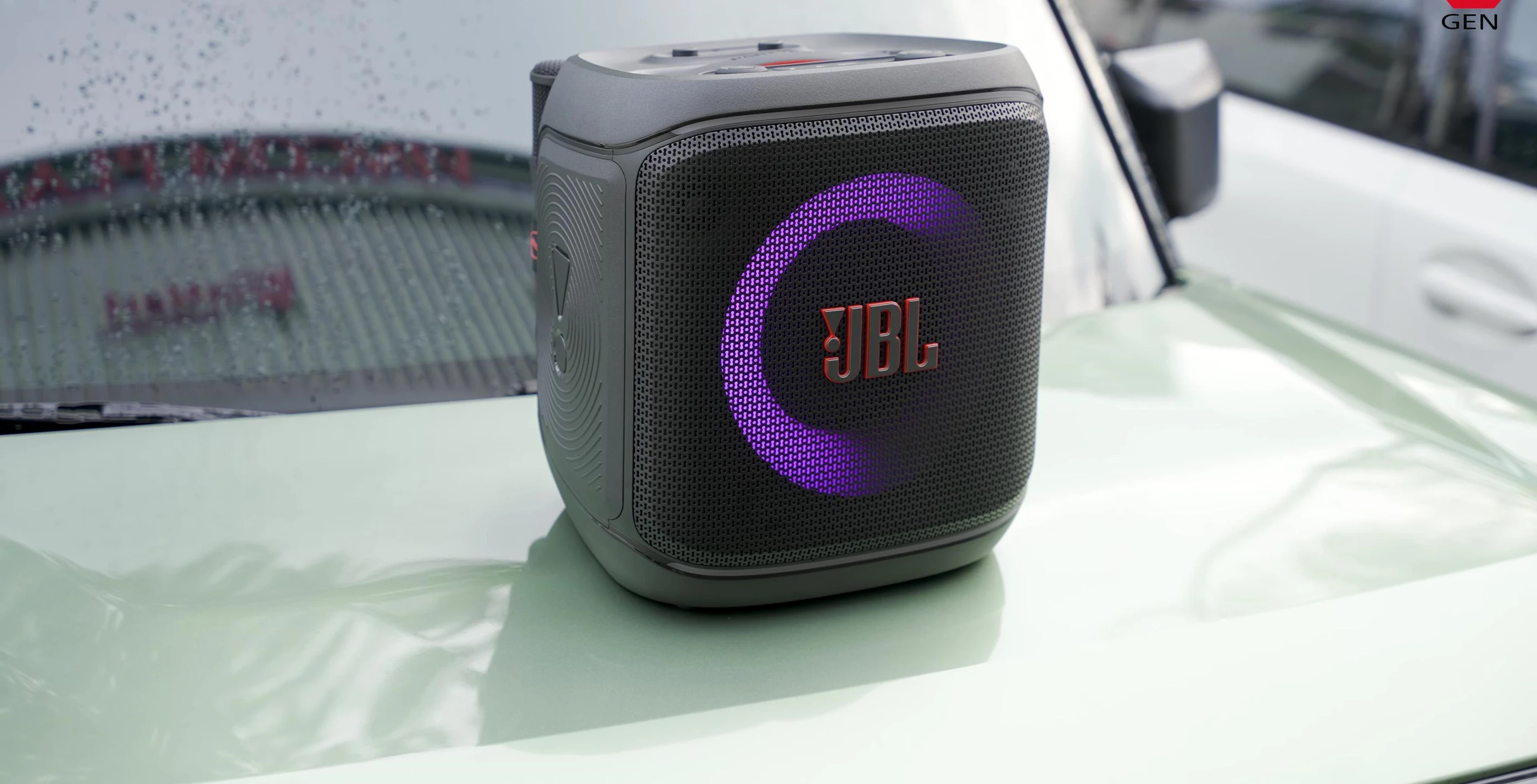 Hình ảnh cận cảnh JBL PartyBox Encore 2, tập trung vào thiết kế đèn LED và các đường nét mềm mại