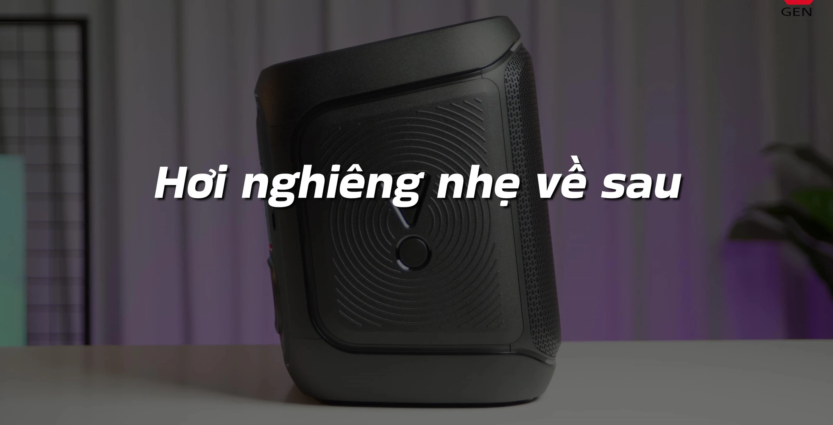 Hình ảnh cho thấy góc nghiêng của loa, nhấn mạnh vào thiết kế hướng âm thanh về phía trước