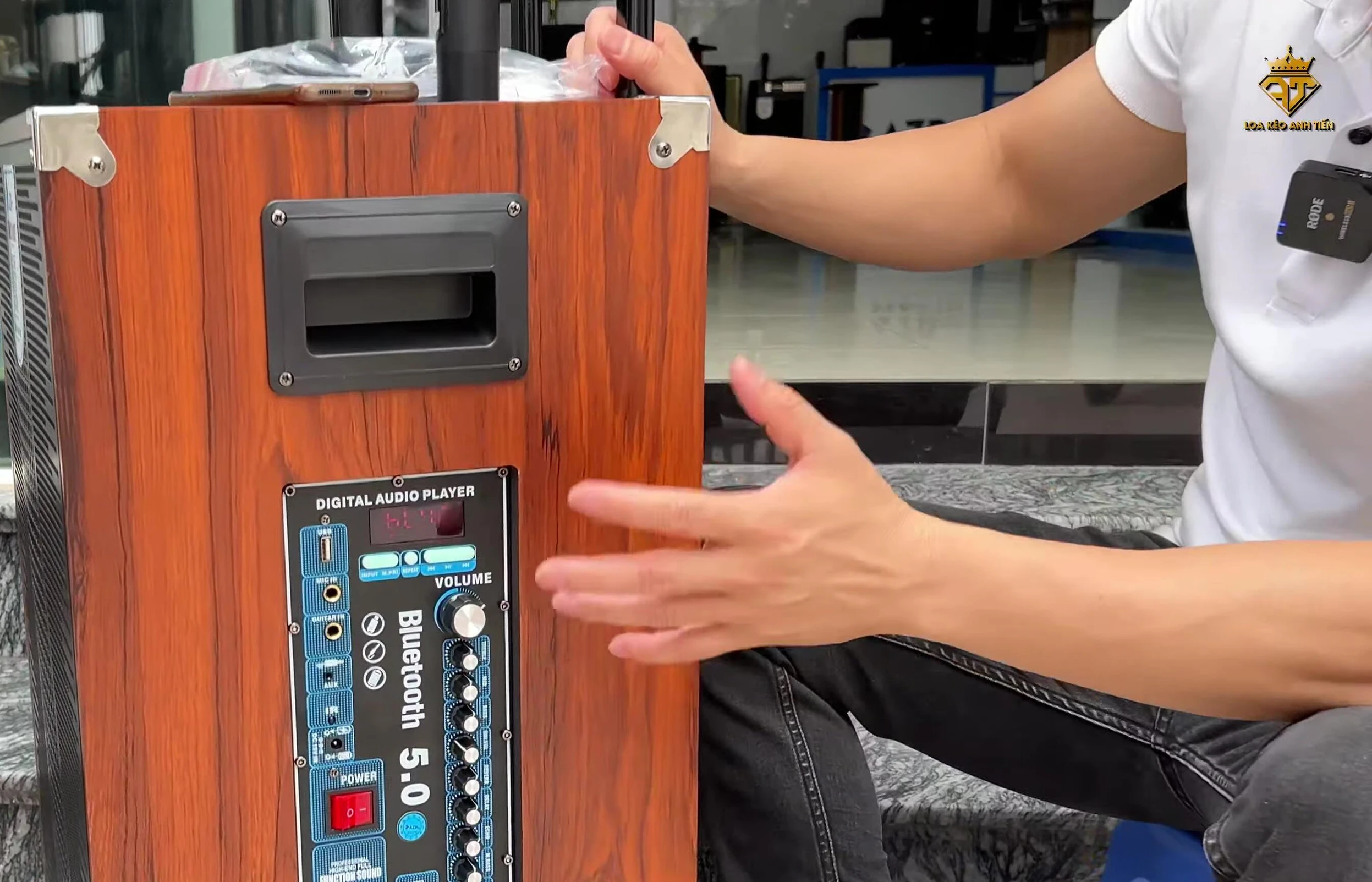 Bo mạch điều khiển với 12 núm chỉnh