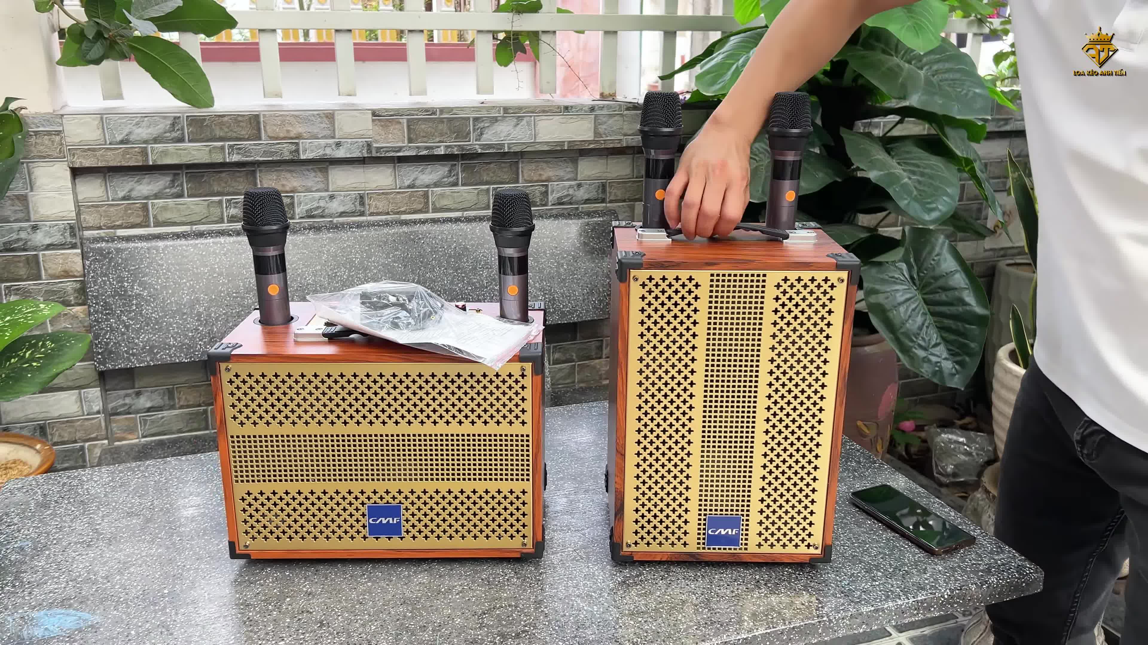 Ảnh chụp bo mạch loa với 9 núm chỉnh