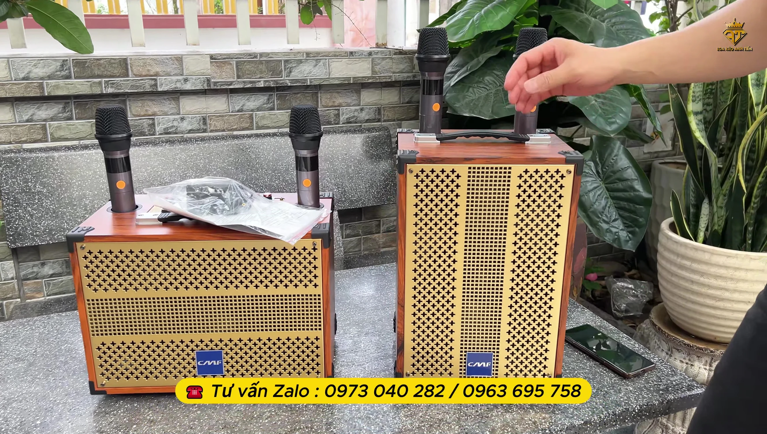 Ảnh chụp cận cảnh loa CMF8 với thiết kế thùng gỗ và quai xách