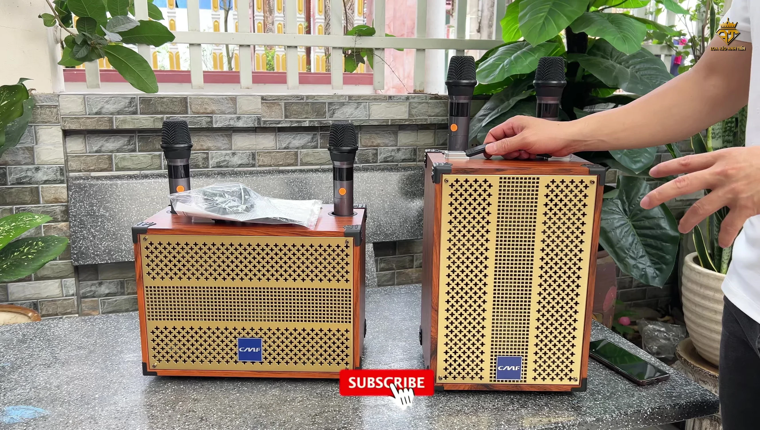 Ảnh so sánh loa CMF8 (kiểu đứng) và CMF12 (kiểu nằm ngang)
