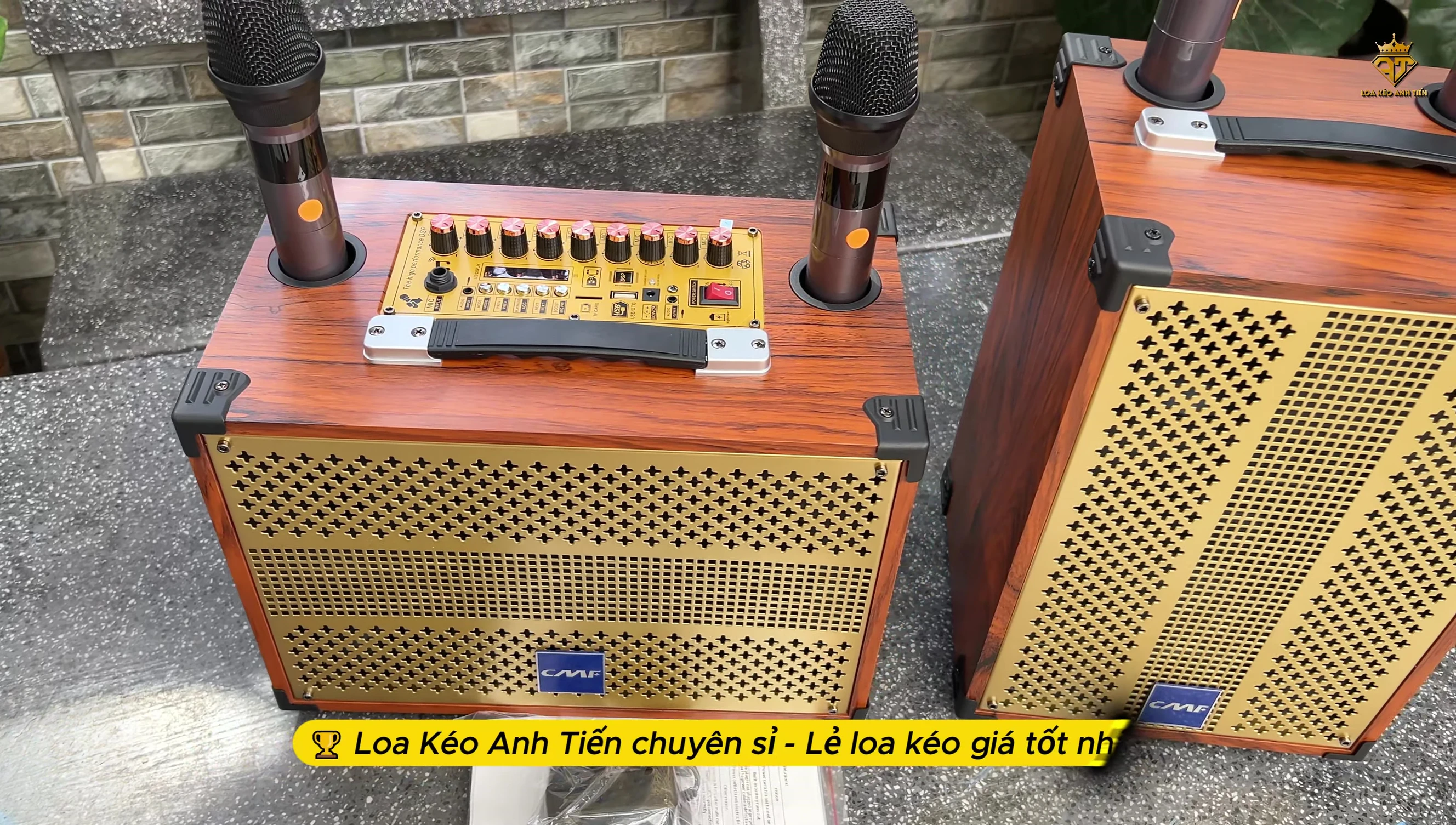 Ảnh chụp người dùng đang test âm thanh loa