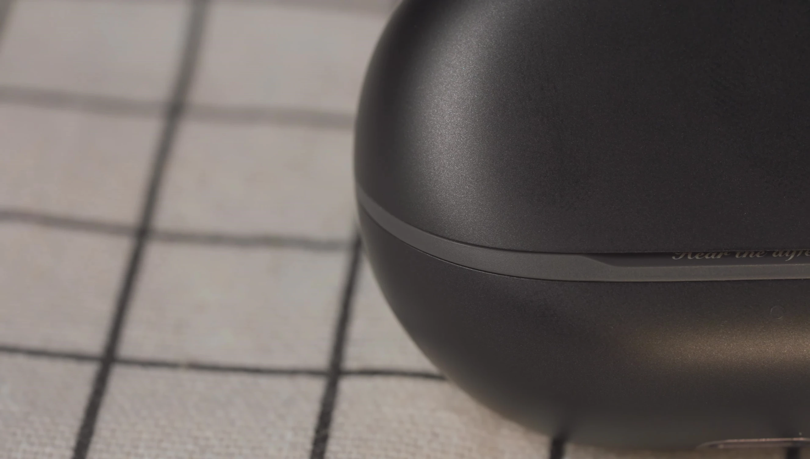 So sánh phần bản lề màu xám của Air5 Pro và màu vàng đồng của Air4 Pro