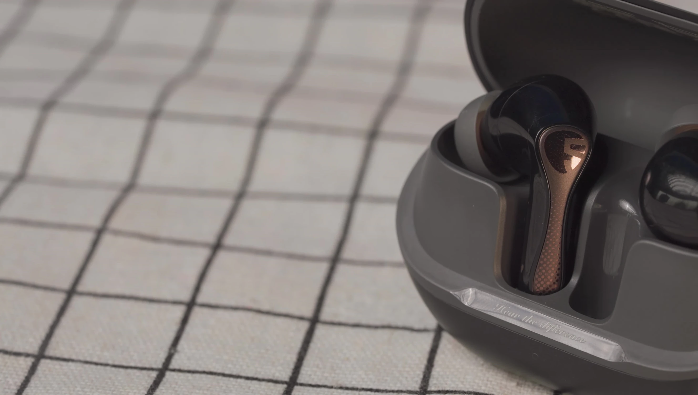 Hình ảnh cận cảnh housing tai nghe SoundPeats Air5 Pro