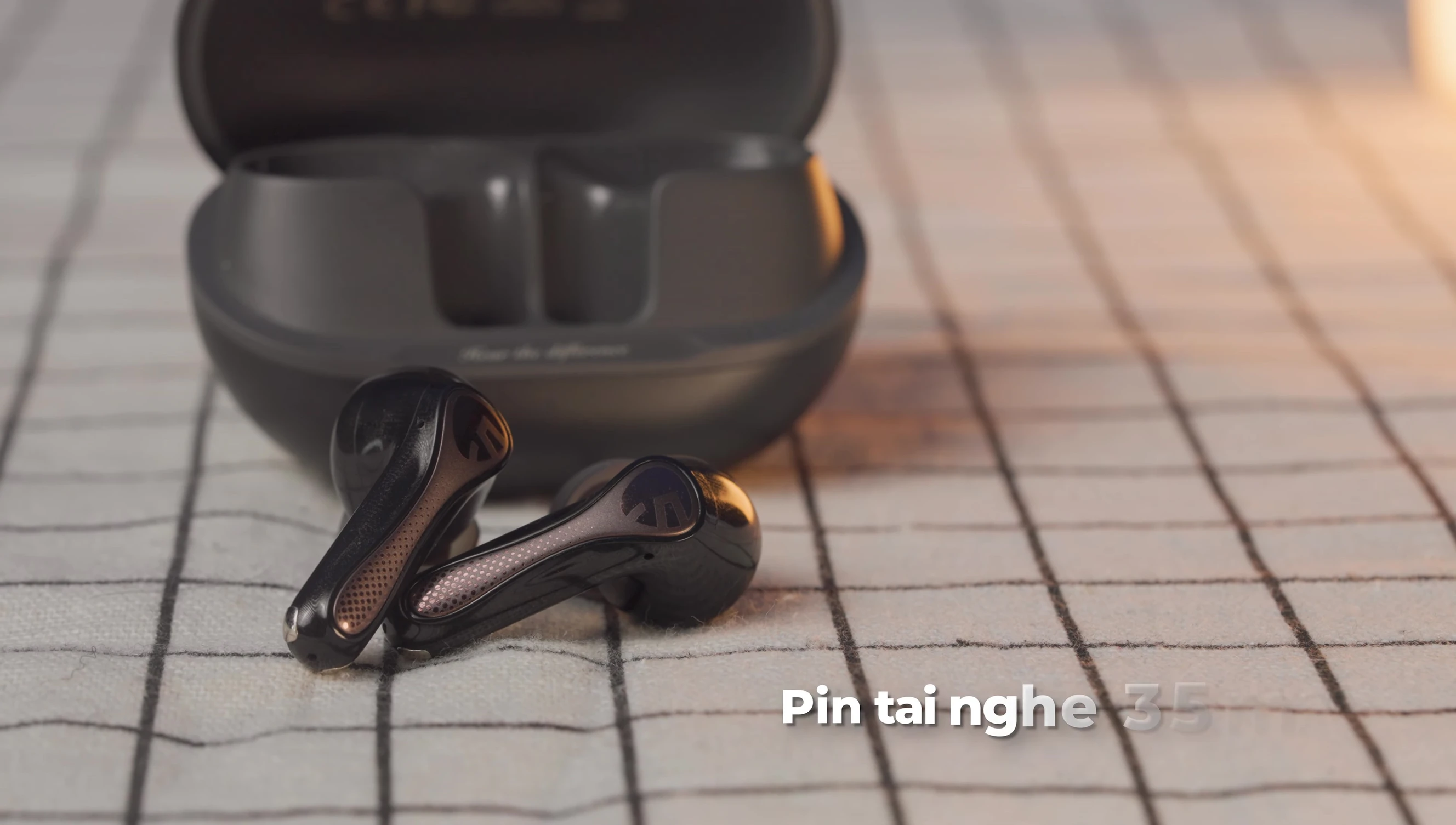 Thông tin về dung lượng pin của tai nghe và hộp sạc