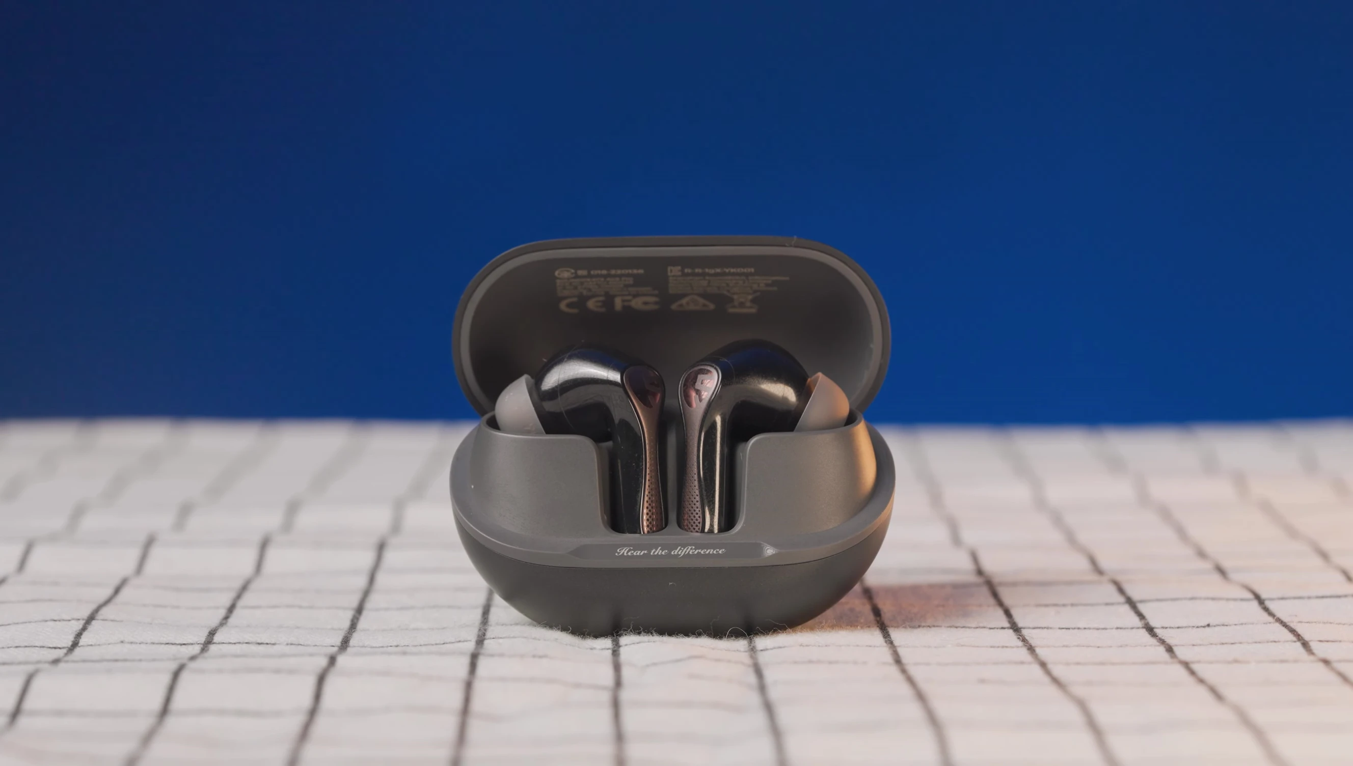 Hình ảnh chi tiết phần nắp hộp sạc SoundPeats Air5 Pro mở từ dưới lên