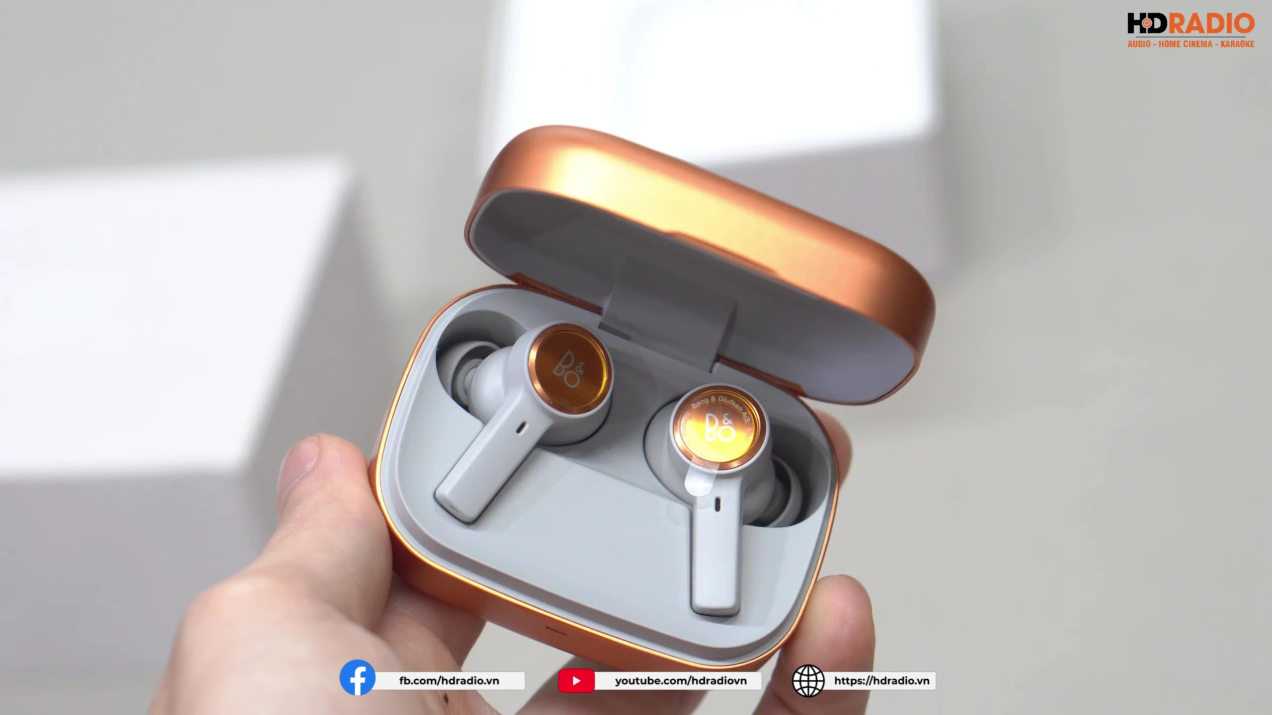 Hình ảnh cổng sạc của tai nghe và hộp sạc