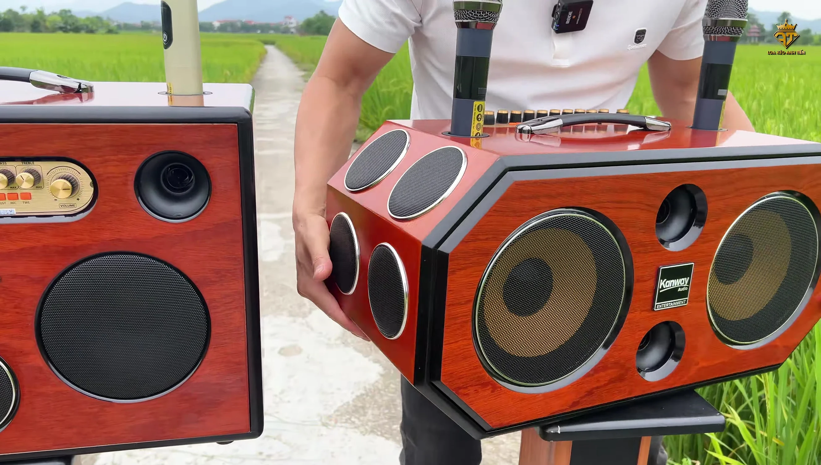 Hình ảnh người dùng đang trải nghiệm âm thanh của loa