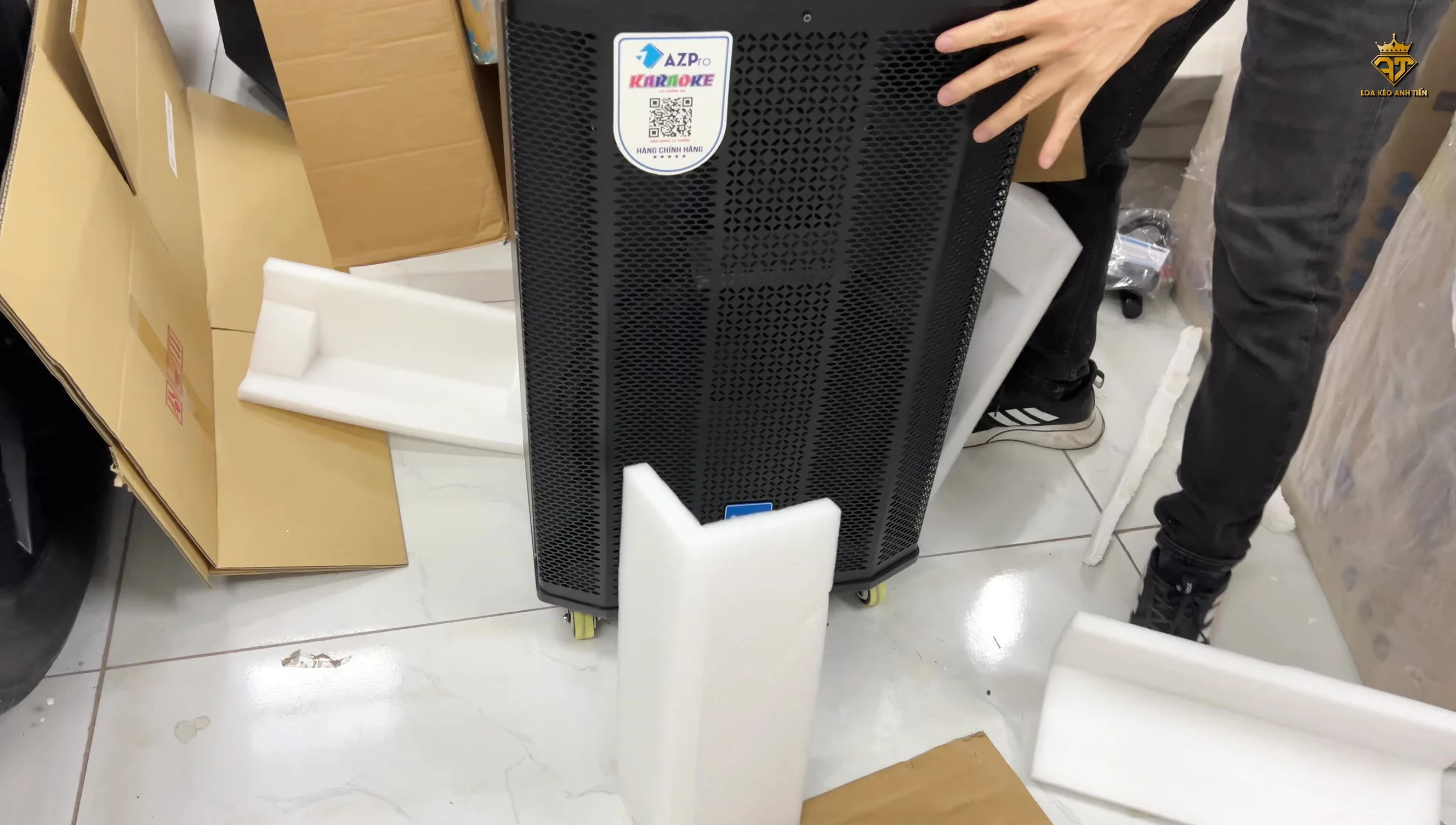 Hình ảnh cận cảnh phần mặt lưới bị móp