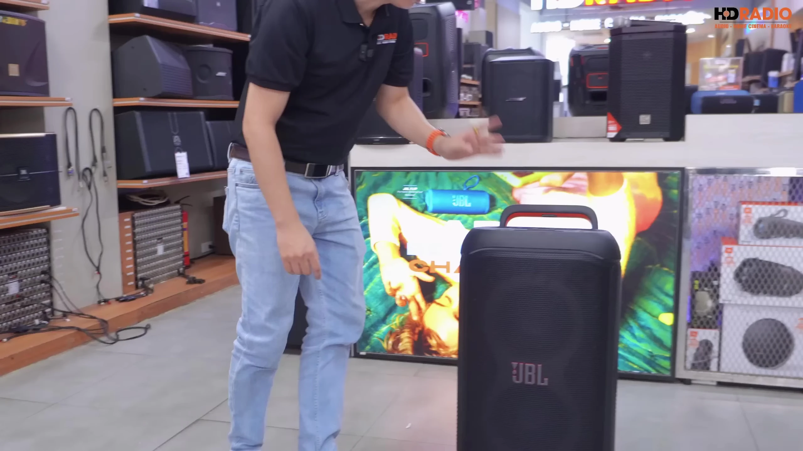 Quai xách tay và bánh xe của loa