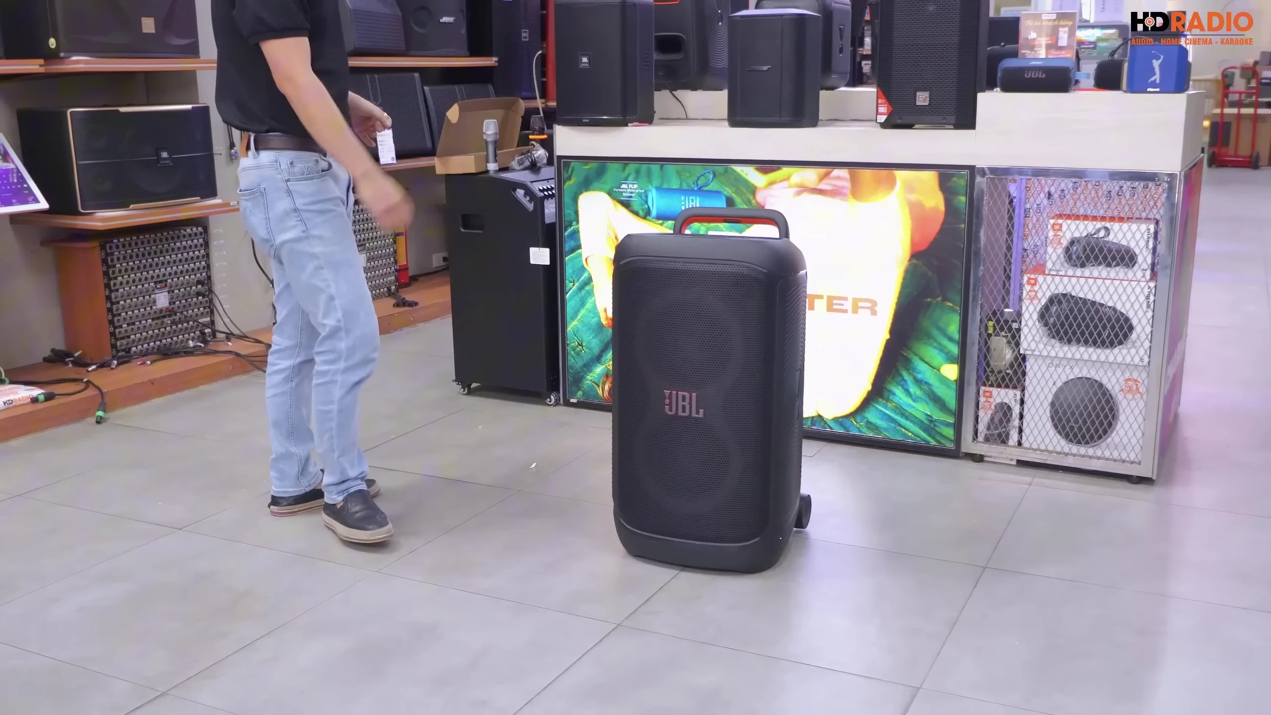 Mặt trước loa với ê-căng thép