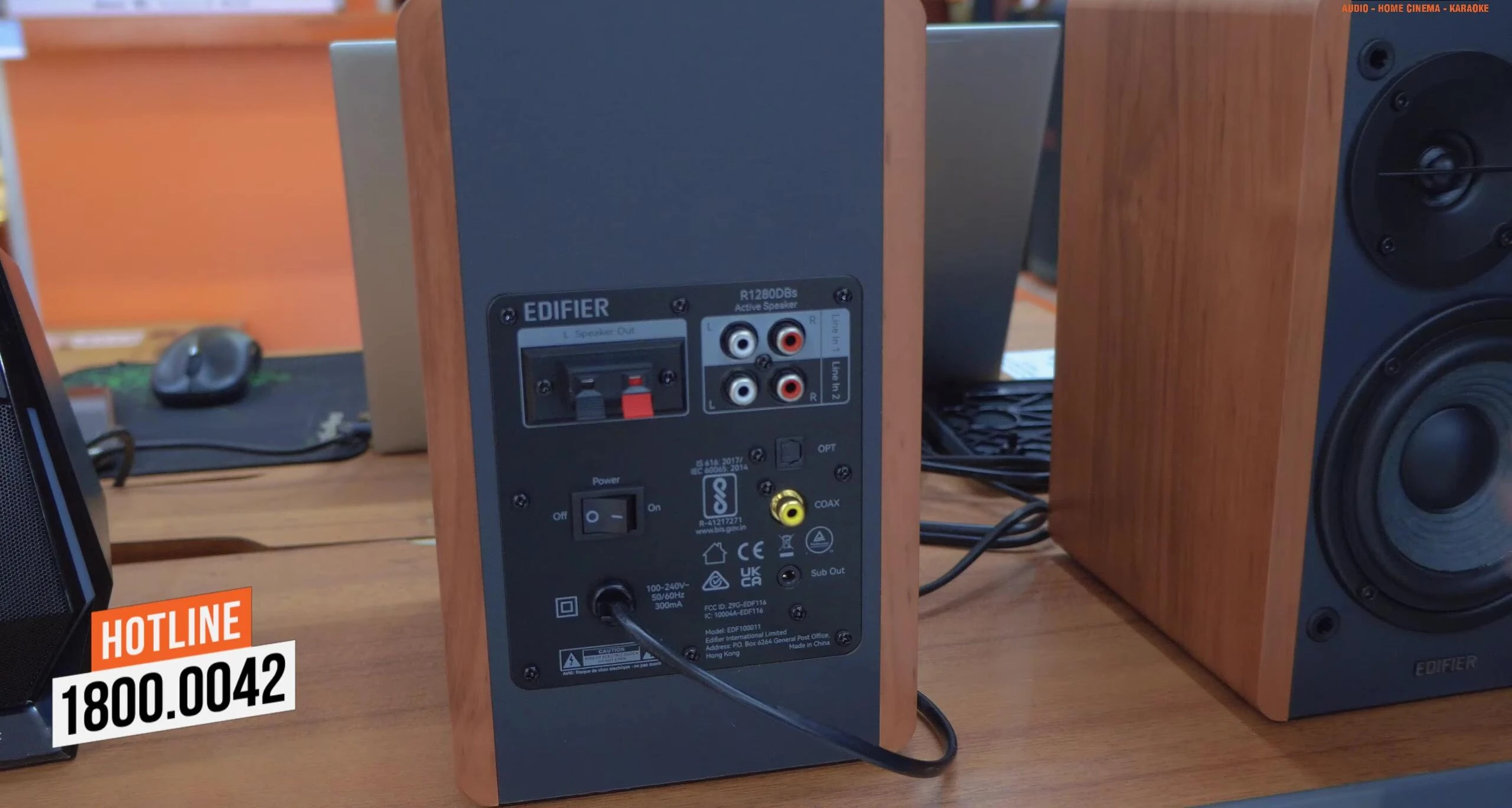 Hình ảnh mặt sau loa Edifier R1280DBS, hiển thị các cổng kết nối