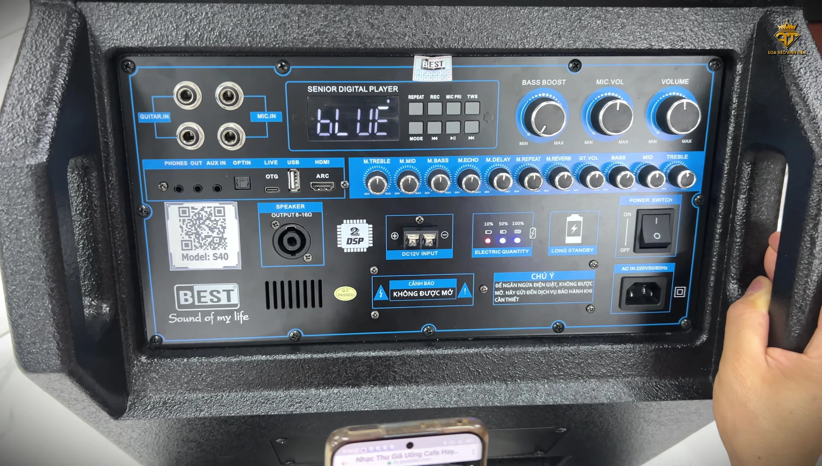 Ảnh cận cảnh 3 núm vặn điều chỉnh âm nhạc: Bass, Mid, Treble