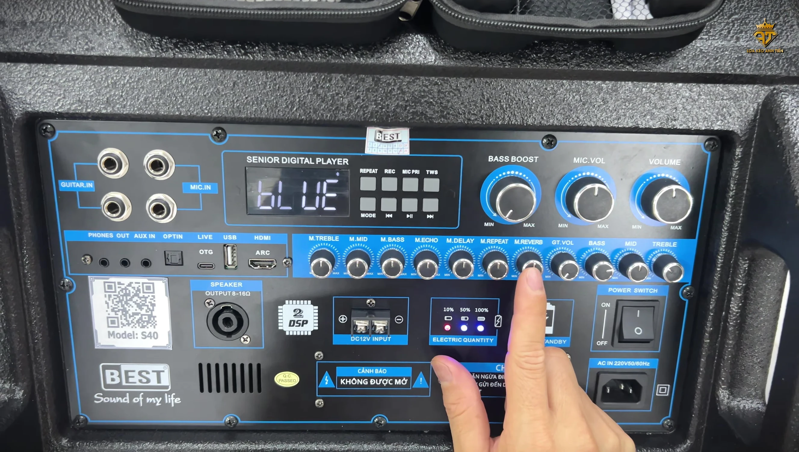 Ảnh cận cảnh các núm vặn điều chỉnh hiệu ứng Reverb, JP, Delay, Echo