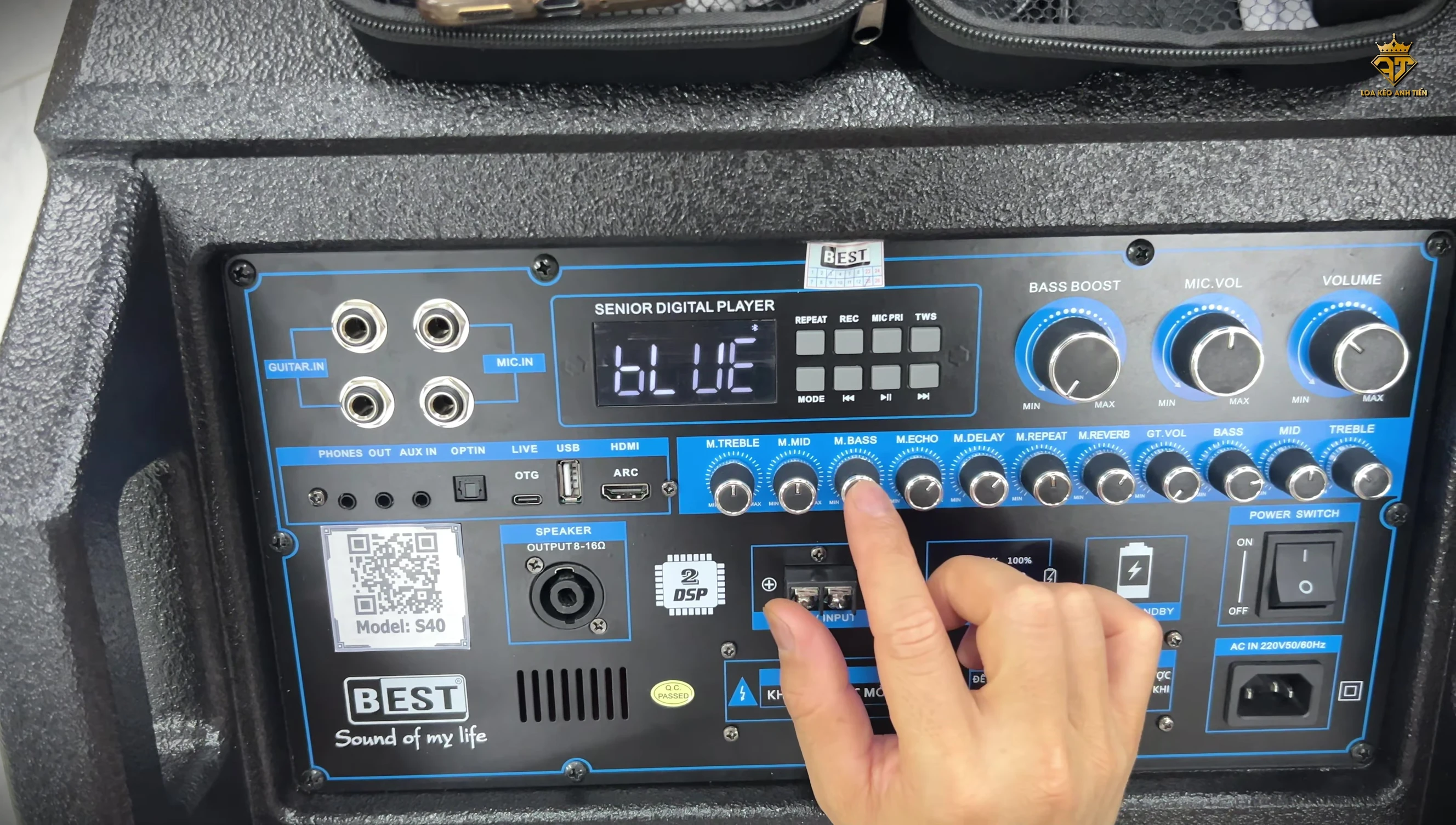 Ảnh cận cảnh các núm vặn điều chỉnh âm thanh micro: Mic Bass, Mic Mid, Mic Treble