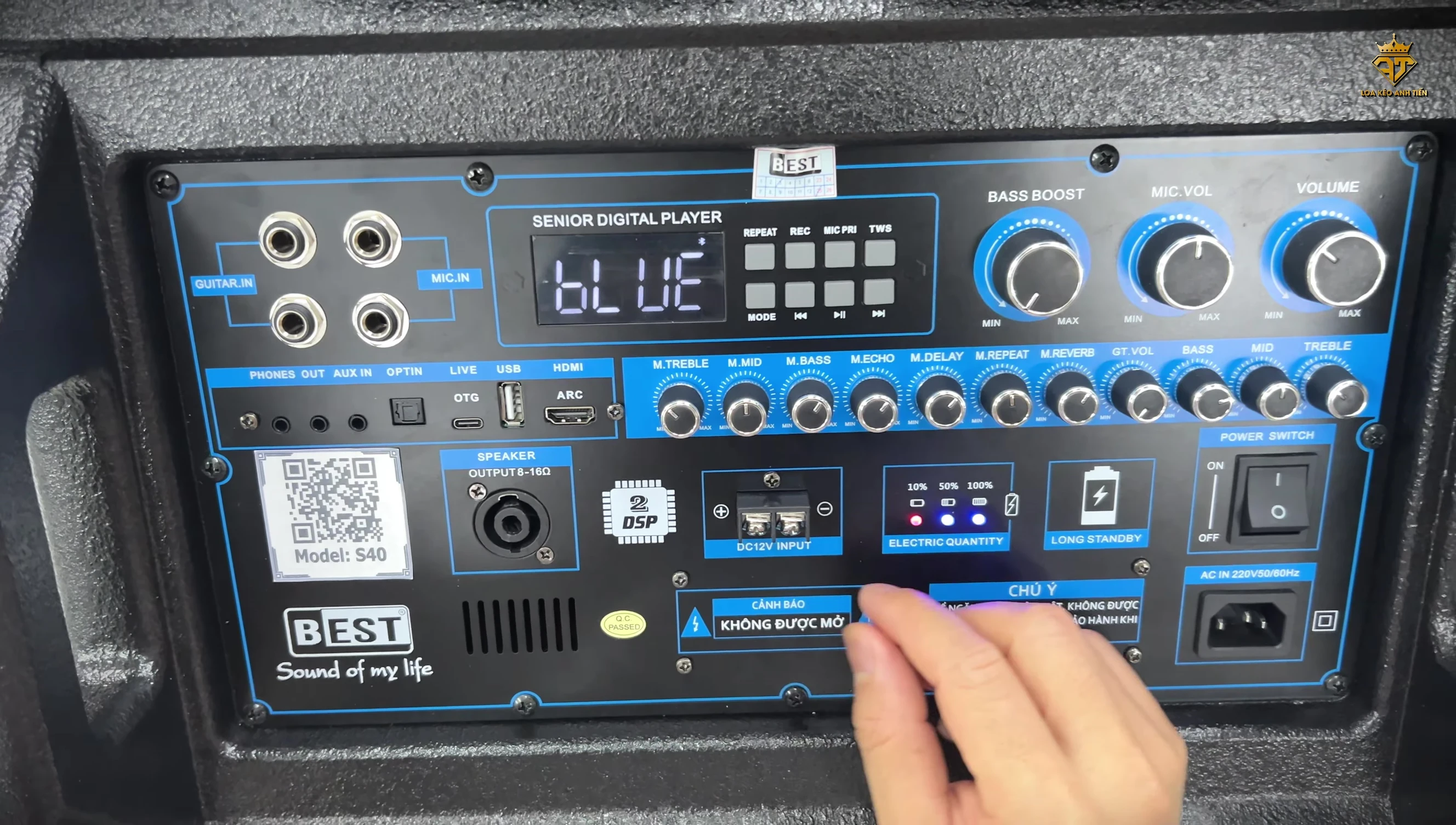 Ảnh cận cảnh núm vặn điều chỉnh Volume Mic