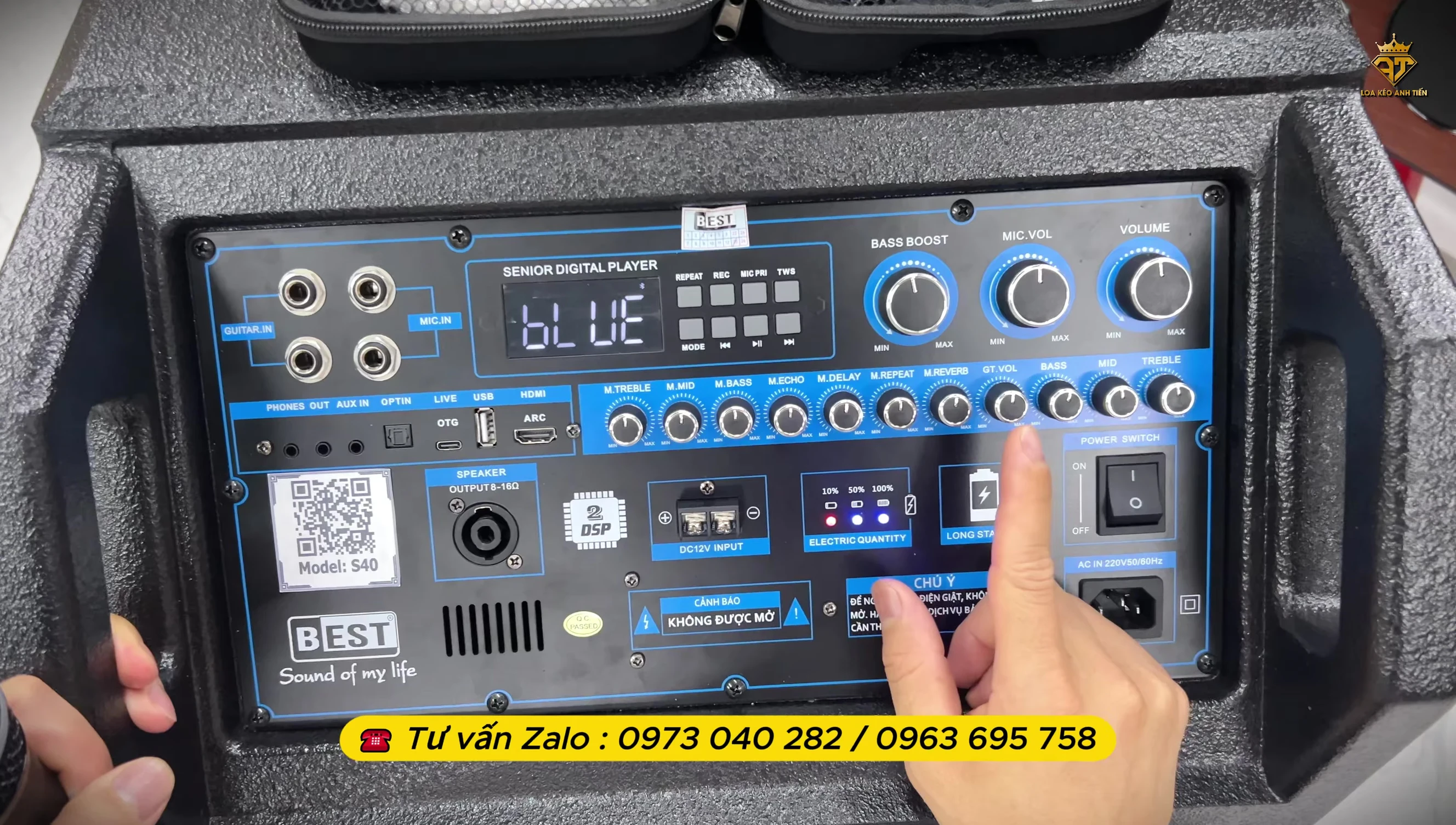 Ảnh cận cảnh 3 núm vặn điều chỉnh bass, mic và tổng