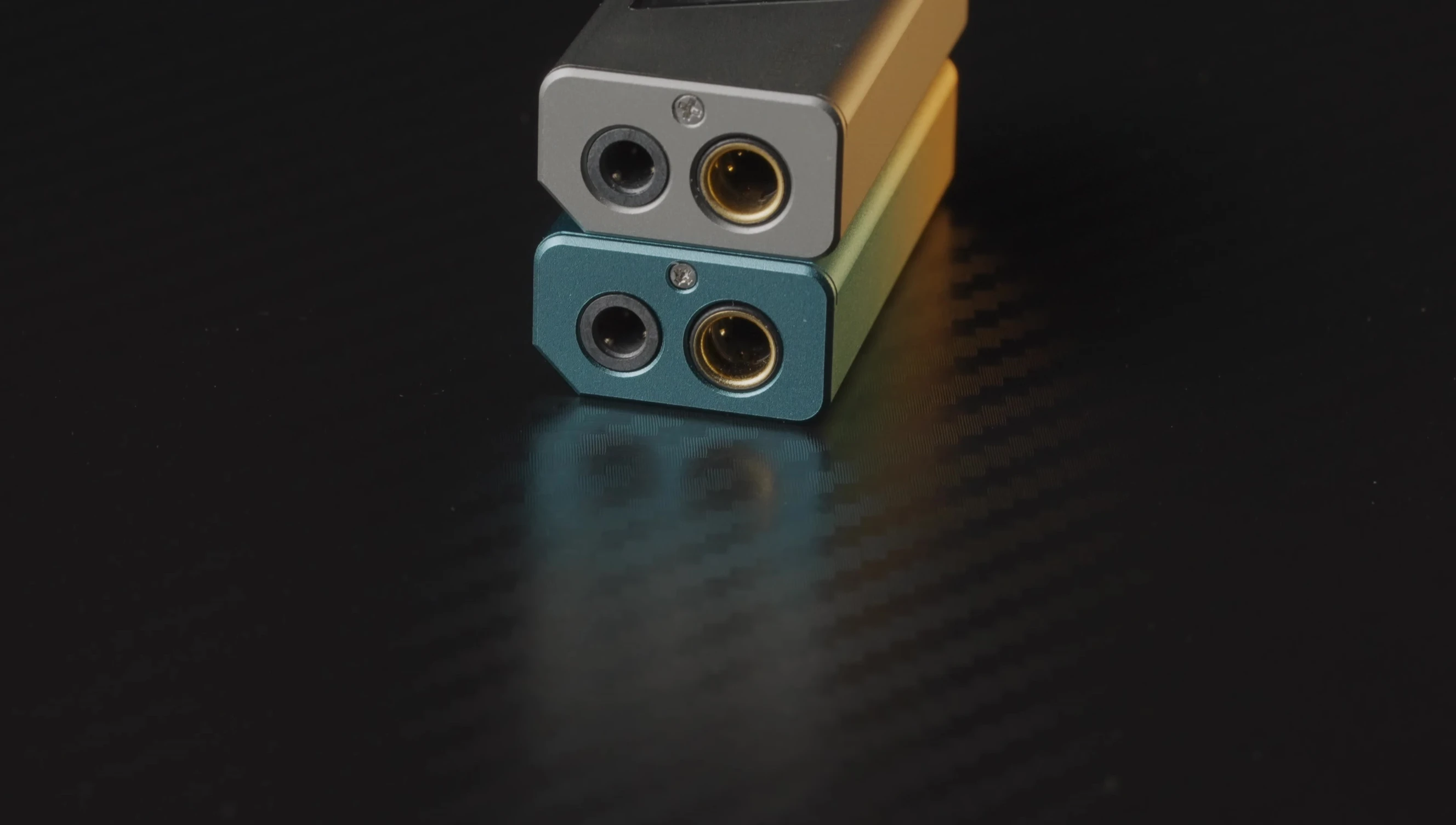 Ảnh chi tiết các lỗ ốc cạnh jack cắm