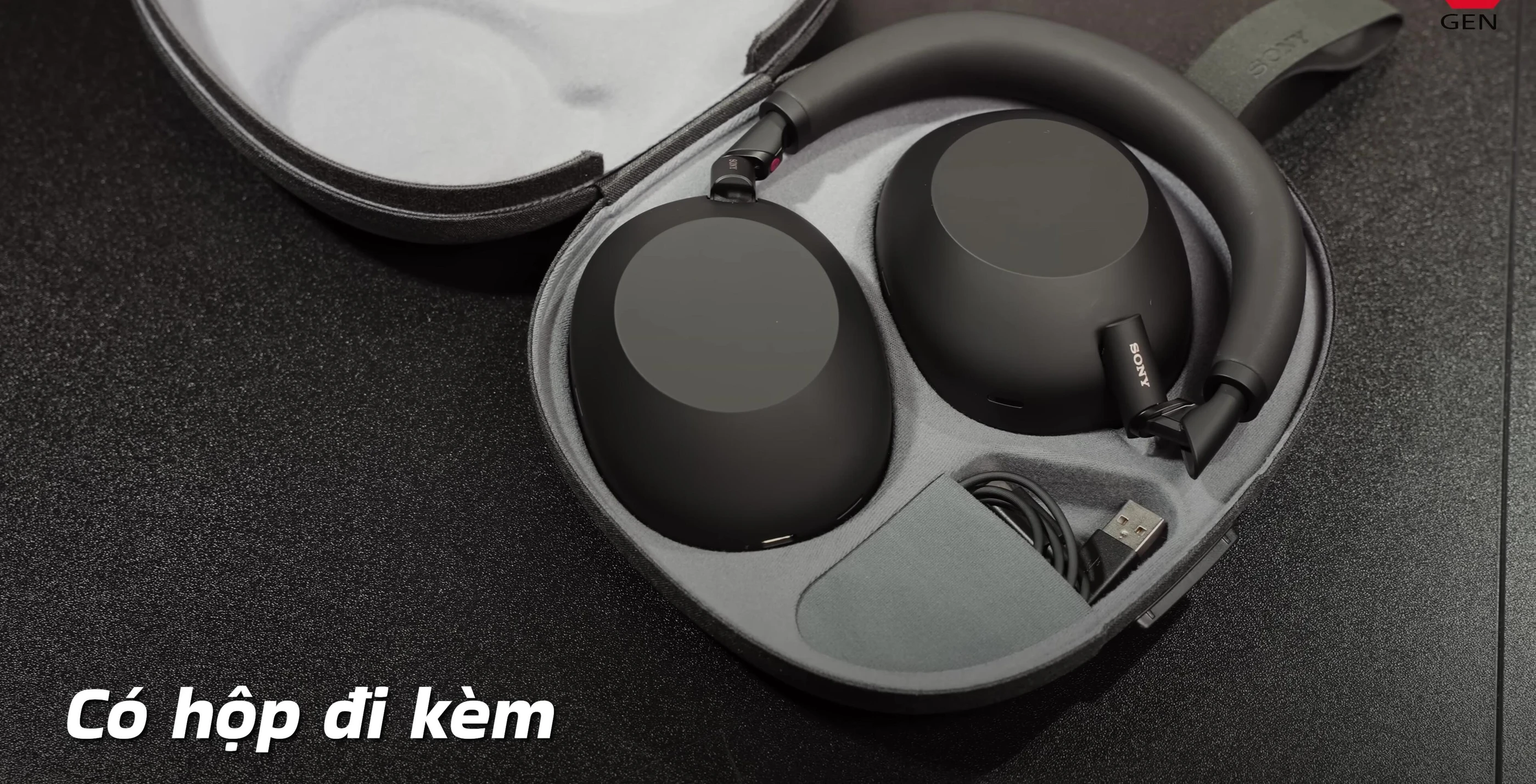 Hình ảnh hộp đựng tai nghe Sony WH-1000XM6, nhấn mạnh thiết kế tinh tế.