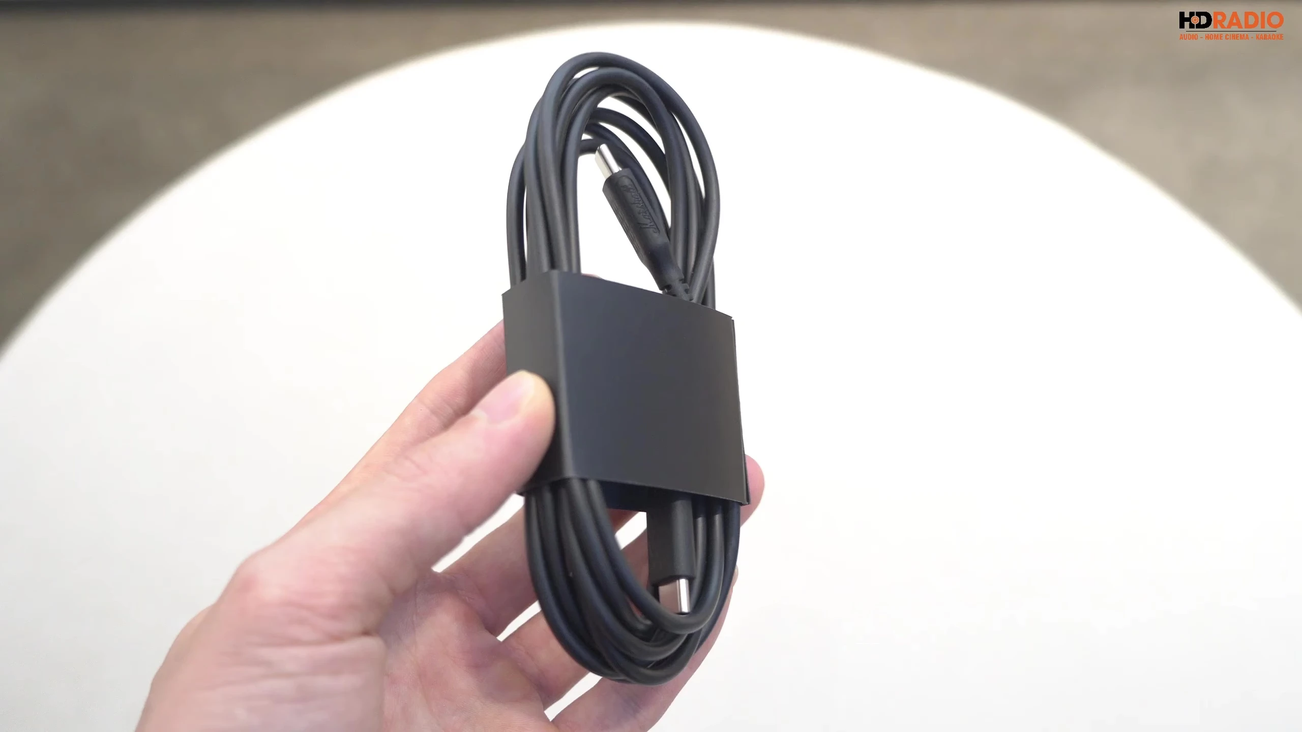 Hình ảnh cáp sạc USB-C của loa Marshall Kilburn 3 với logo Marshall